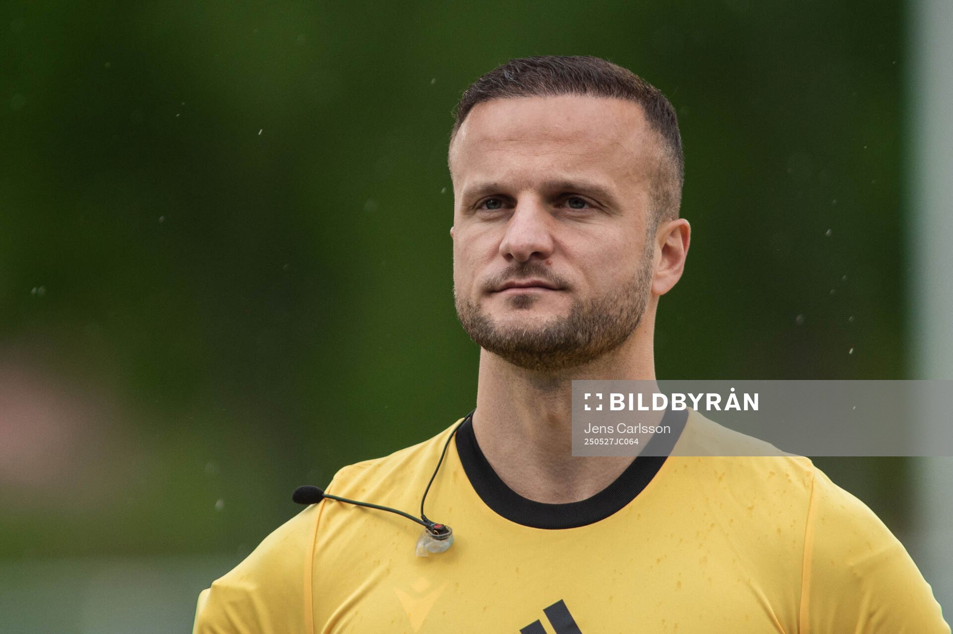 Domare Rinon Hasani inför fotbollsmatchen i Superettan mellan Sandvikens IF och GIF Sundsvall den 27 maj 2025 i Sandviken. 