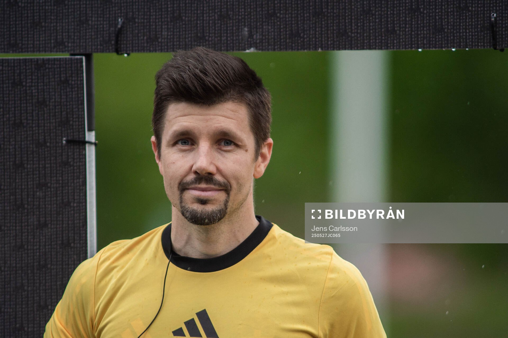 Assisterande domare Robert Nyberg inför fotbollsmatchen i Superettan mellan Sandvikens IF och GIF Sundsvall den 27 maj 2025 i Sandviken.