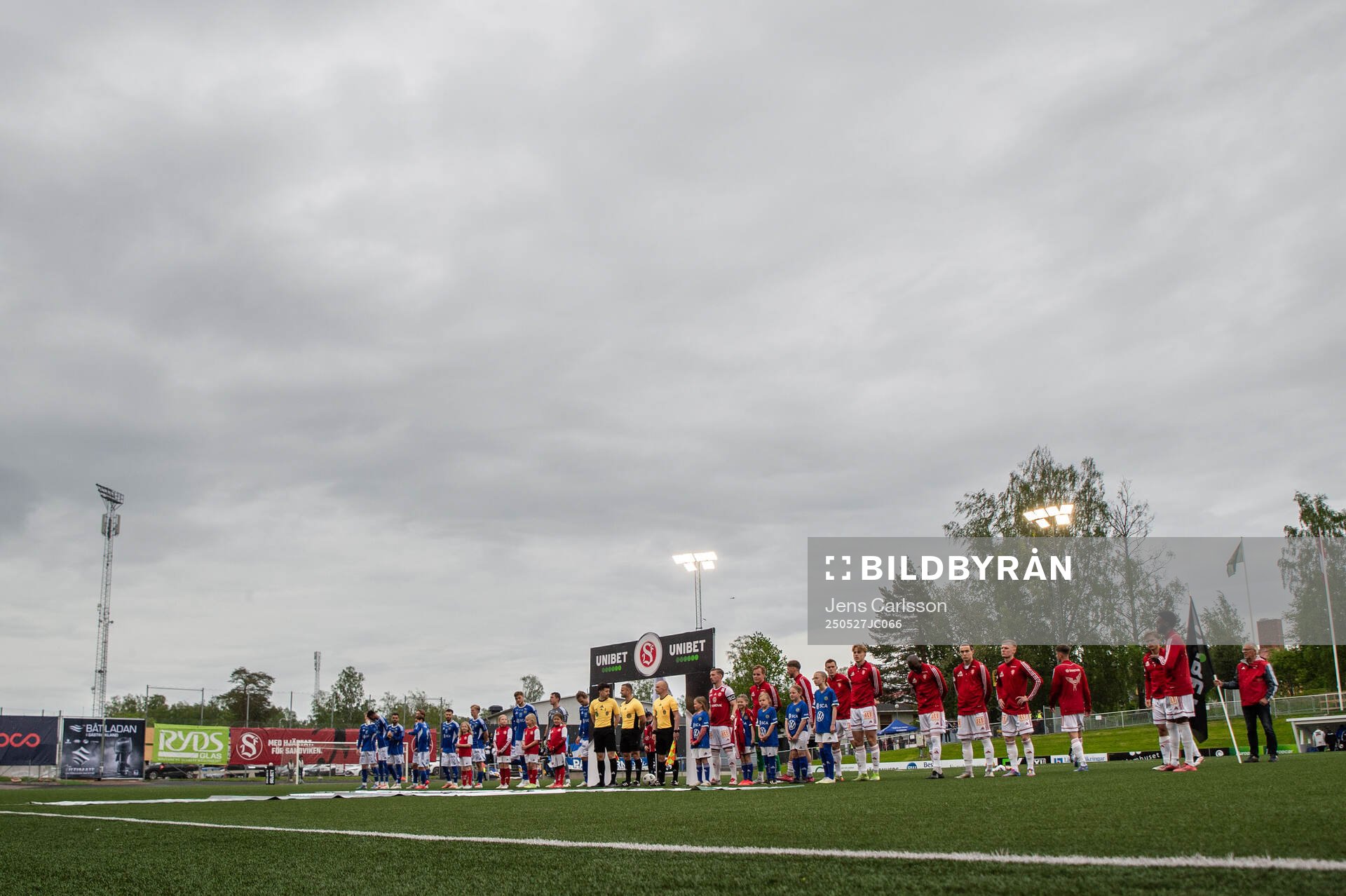 GIF Sundsvalls och Sandvikens IFs spelare på lineup inför fotbollsmatchen i Superettan mellan Sandvikens IF och GIF Sundsvall den 27 maj 2025 i Sandviken.