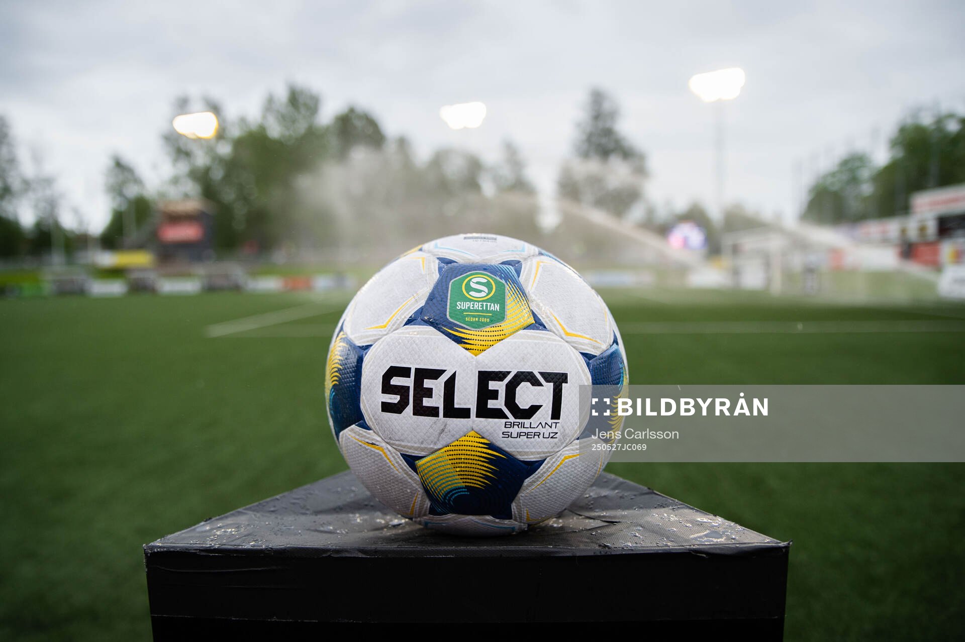 Matchbollen inför fotbollsmatchen i Superettan mellan Sandvikens IF och GIF Sundsvall den 27 maj 2025 i Sandviken. 