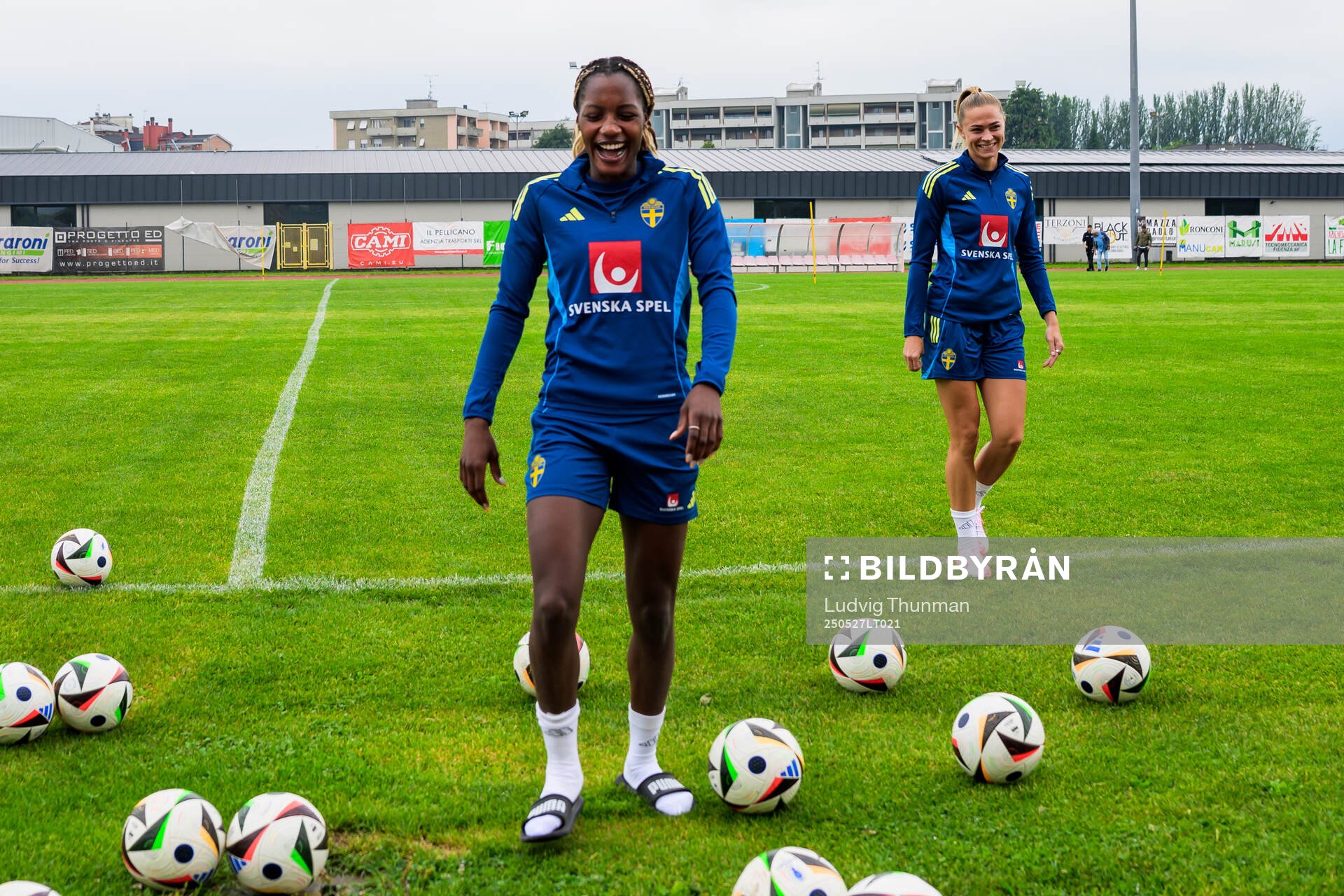 Evelyn Ijeh and Fridolina Rolfö of the Swedish women’s national football team ahead of a training session on May 27, 2025 in Fidenza. 