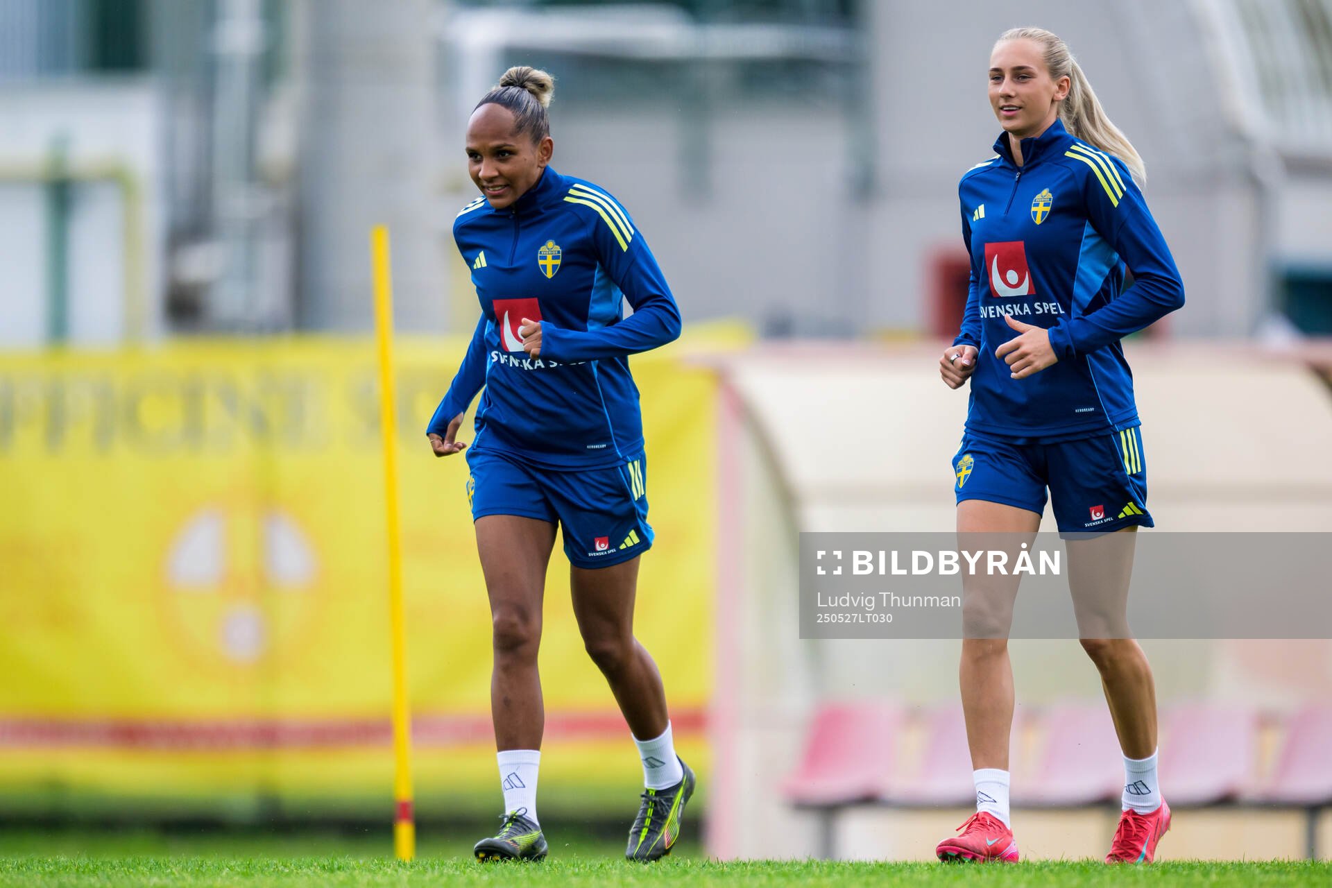 Madelen Janogy and Ellen Wangerheim of the Swedish women’s national football team during a training session on May 27, 2025 in Fidenza. 