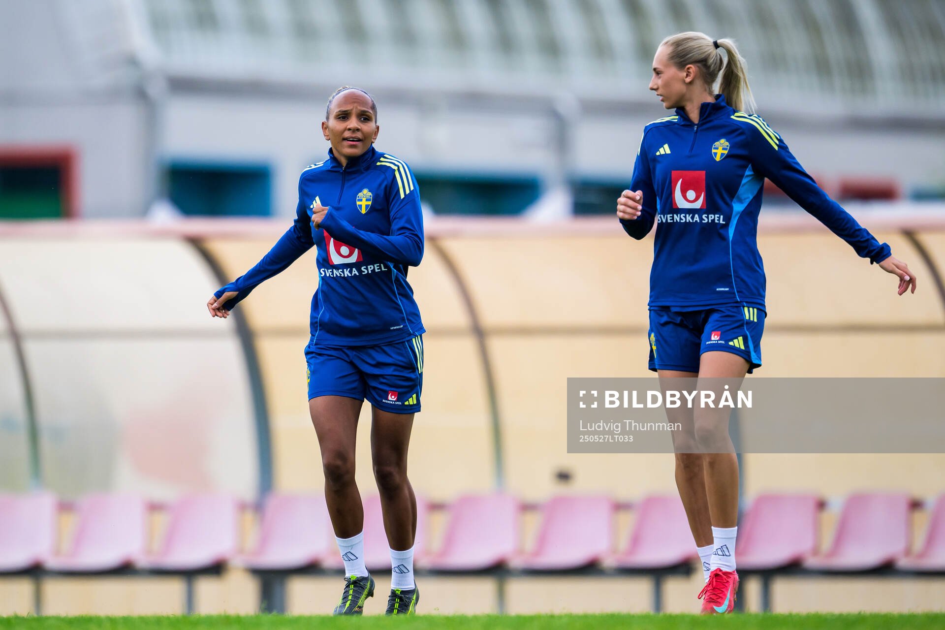Madelen Janogy and Ellen Wangerheim of the Swedish women’s national football team during a training session on May 27, 2025 in Fidenza. 
