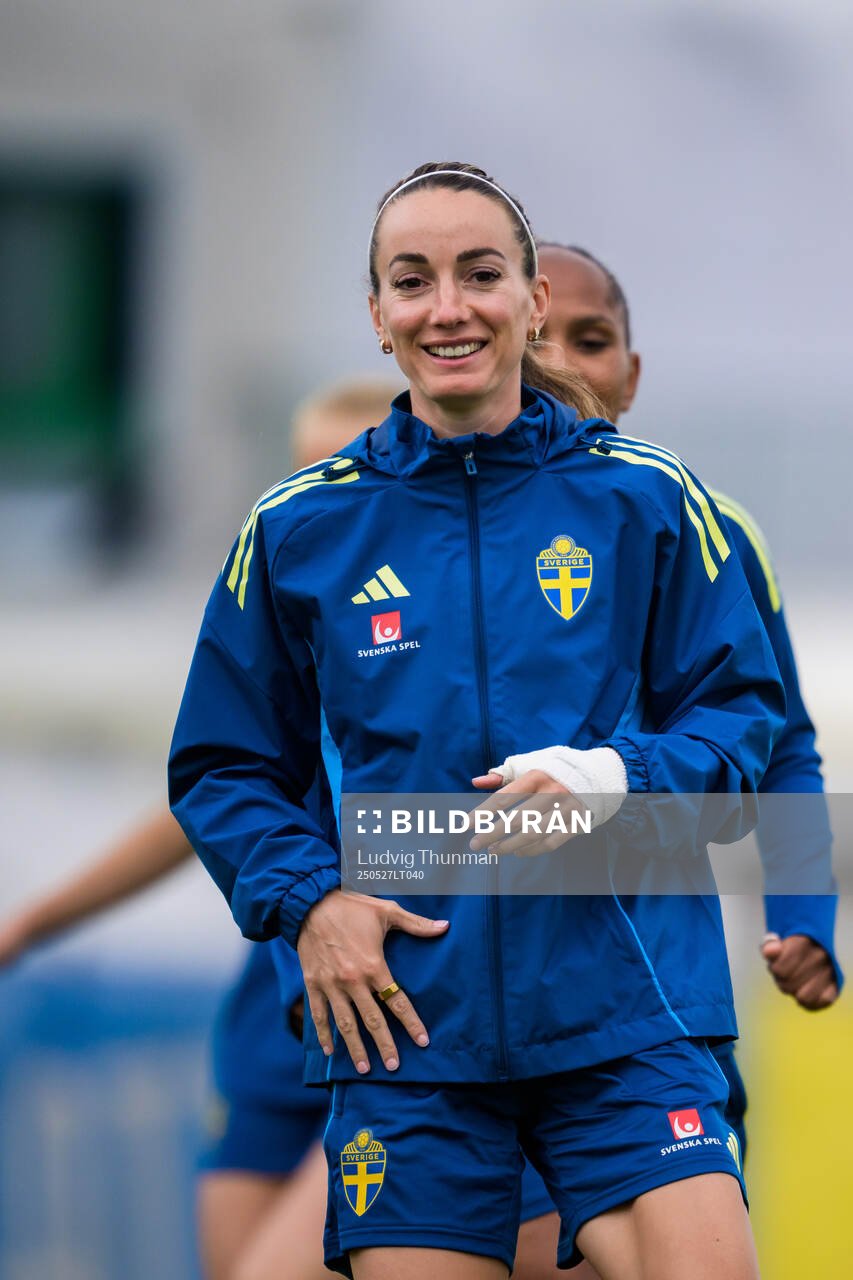 Madelen Janogy and Kosovare Asllani of the Swedish women’s national football team during a training session on May 27, 2025 in Fidenza. 