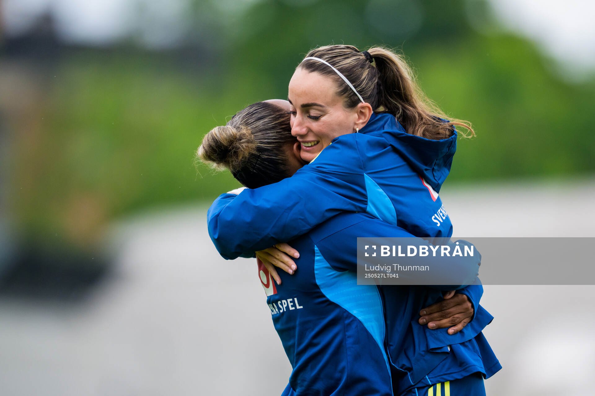 Madelen Janogy and Kosovare Asllani of the Swedish women’s national football team during a training session on May 27, 2025 in Fidenza. 