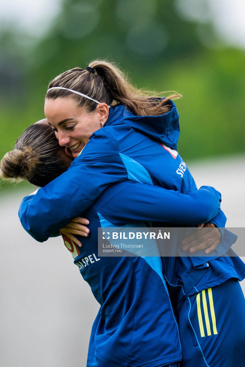 Madelen Janogy and Kosovare Asllani of the Swedish women’s national football team during a training session on May 27, 2025 in Fidenza. 