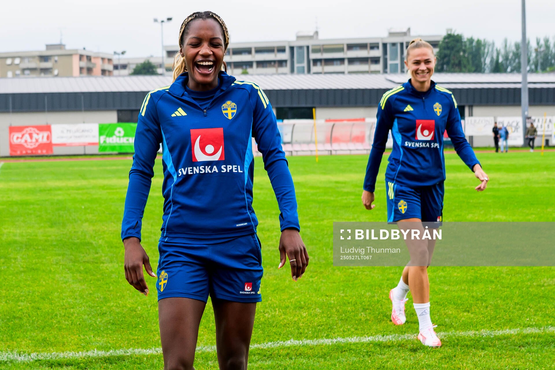 Evelyn Ijeh and Fridolina Rolfö of the Swedish women’s national football team ahead of a training session on May 27, 2025 in Fidenza. 