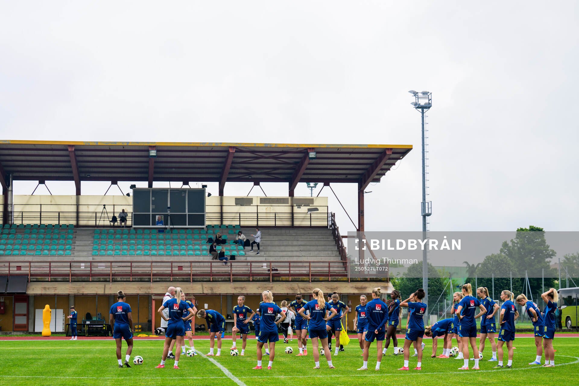Players of the Swedish women’s national football team gather during a training session on May 27, 2025 in Fidenza. 
