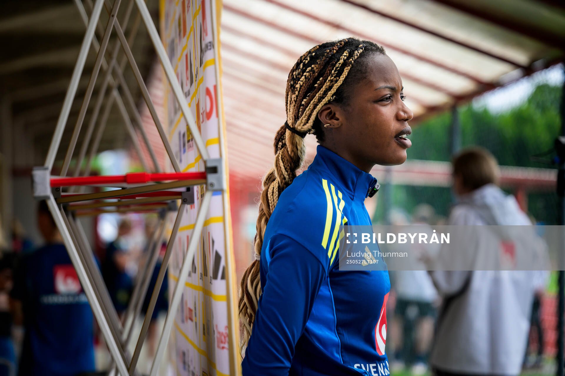 Evelyn Ijeh of the Swedish women’s national football team is interviewed by the media after a training session on May 27, 2025 in Fidenza. 