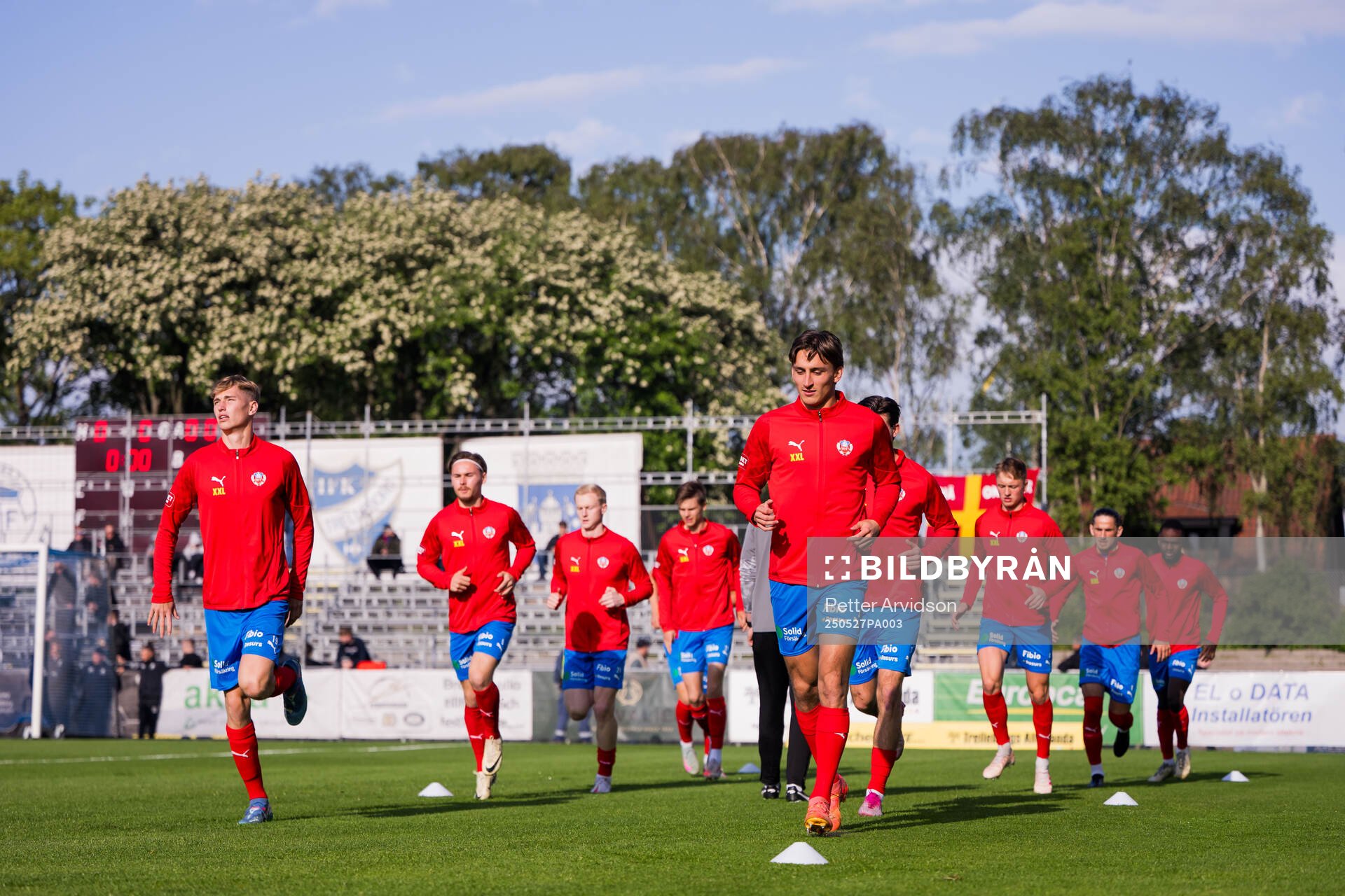 Helsingborgs spelare värmer upp inför fotbollsmatchen i Superettan mellan Trelleborg och Helsingborg den 27 maj 2025 i Trelleborg. 