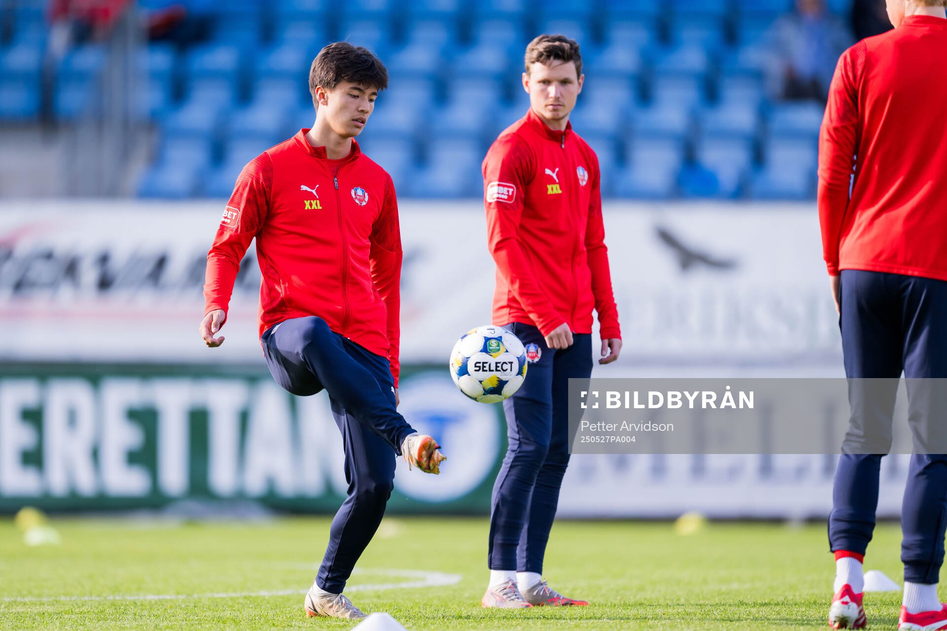 Helsingborgs Max Bjurström och Max Svensson inför fotbollsmatchen i Superettan mellan Trelleborg och Helsingborg den 27 maj 2025 i Trelleborg.