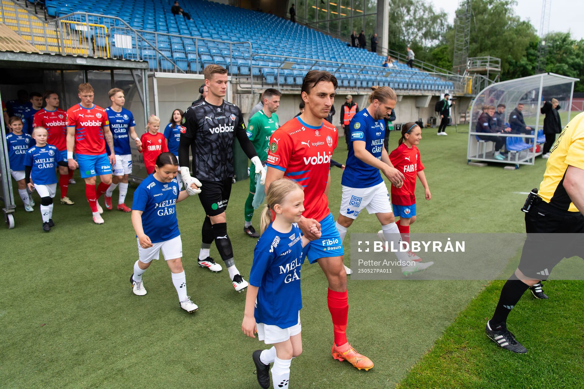 Helsingborgs Wilhelm Nilsson gör entré inför fotbollsmatchen i Superettan mellan Trelleborg och Helsingborg den 27 maj 2025 i Trelleborg.