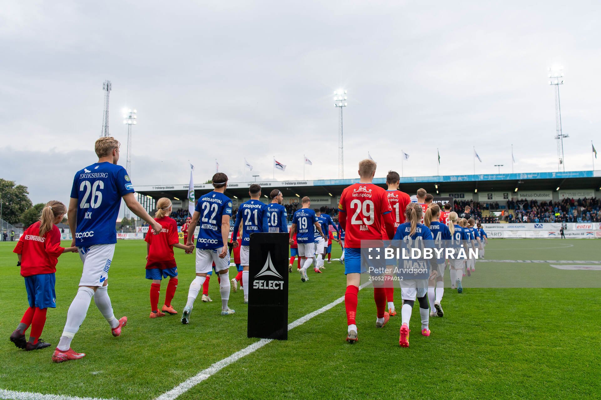 Trelleborgs Johannes Käck och Helsingborgs Oscar Aga gör entré inför fotbollsmatchen i Superettan mellan Trelleborg och Helsingborg den 27 maj 2025 i Trelleborg.