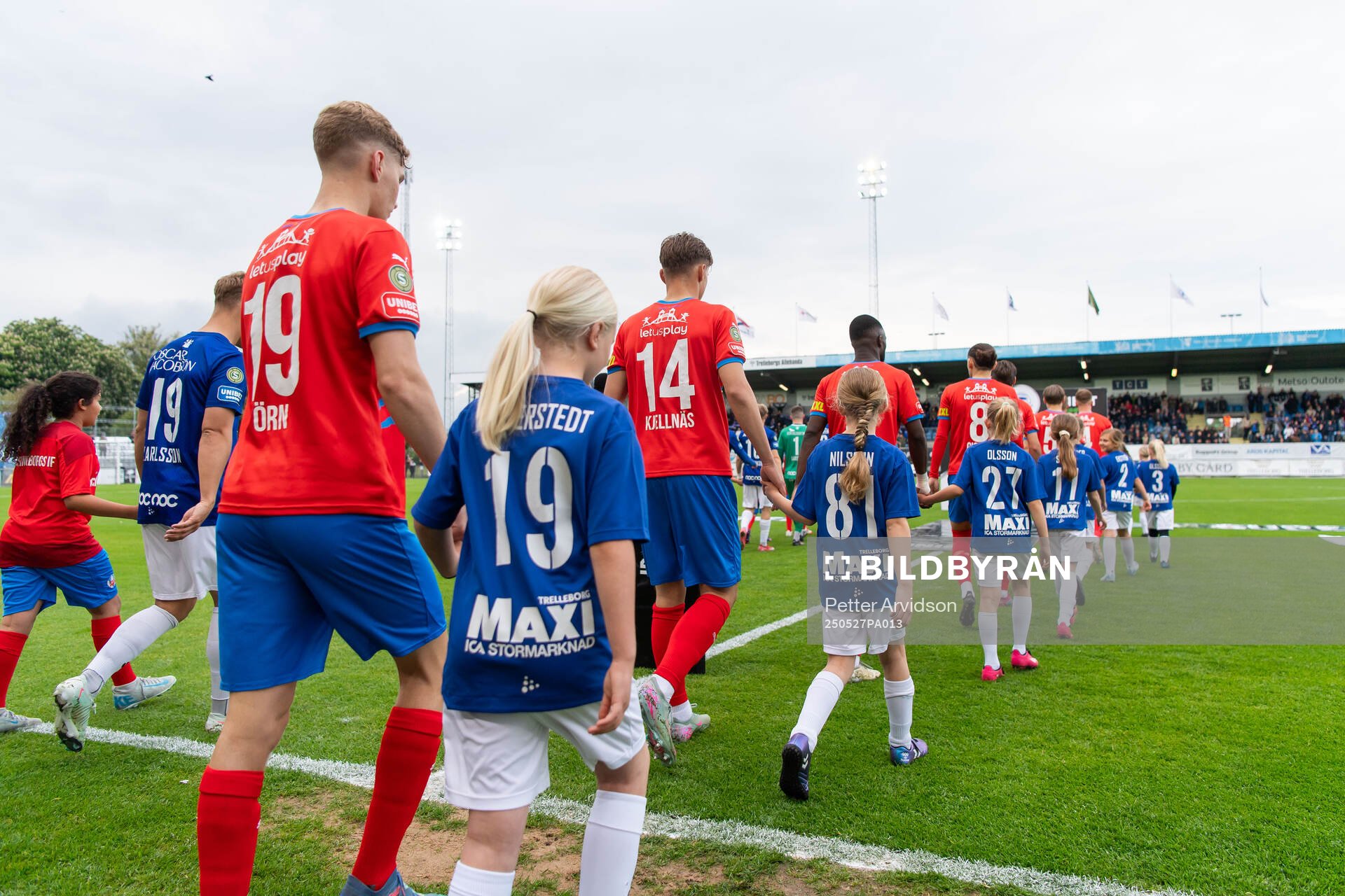 Helsingborgs Benjamin Örn och Lukas Kjellnäs gör entré inför fotbollsmatchen i Superettan mellan Trelleborg och Helsingborg den 27 maj 2025 i Trelleborg.