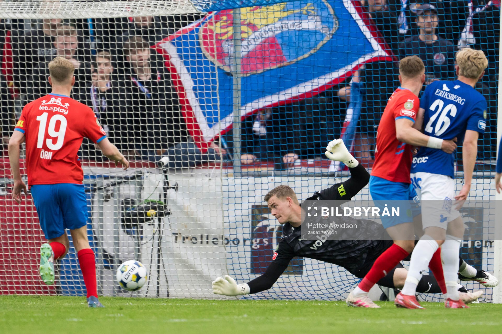 Helsingborgs målvakt Johan Brattberg och Trelleborgs Johannes Käck under fotbollsmatchen i Superettan mellan Trelleborg och Helsingborg den 27 maj 2025 i Trelleborg.