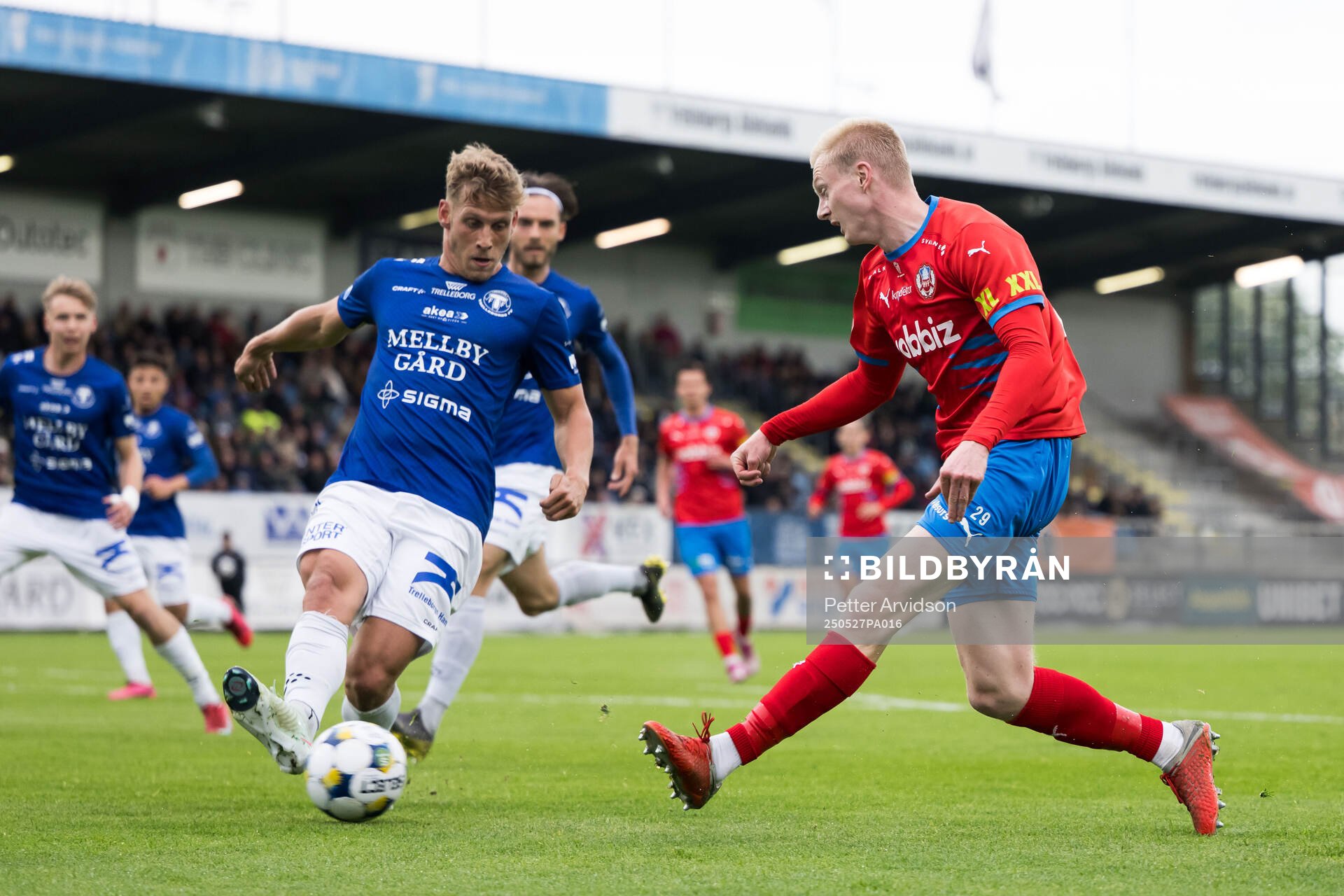 Trelleborgs Tobias Karlsson och Helsingborgs Oscar Aga under fotbollsmatchen i Superettan mellan Trelleborg och Helsingborg den 27 maj 2025 i Trelleborg.