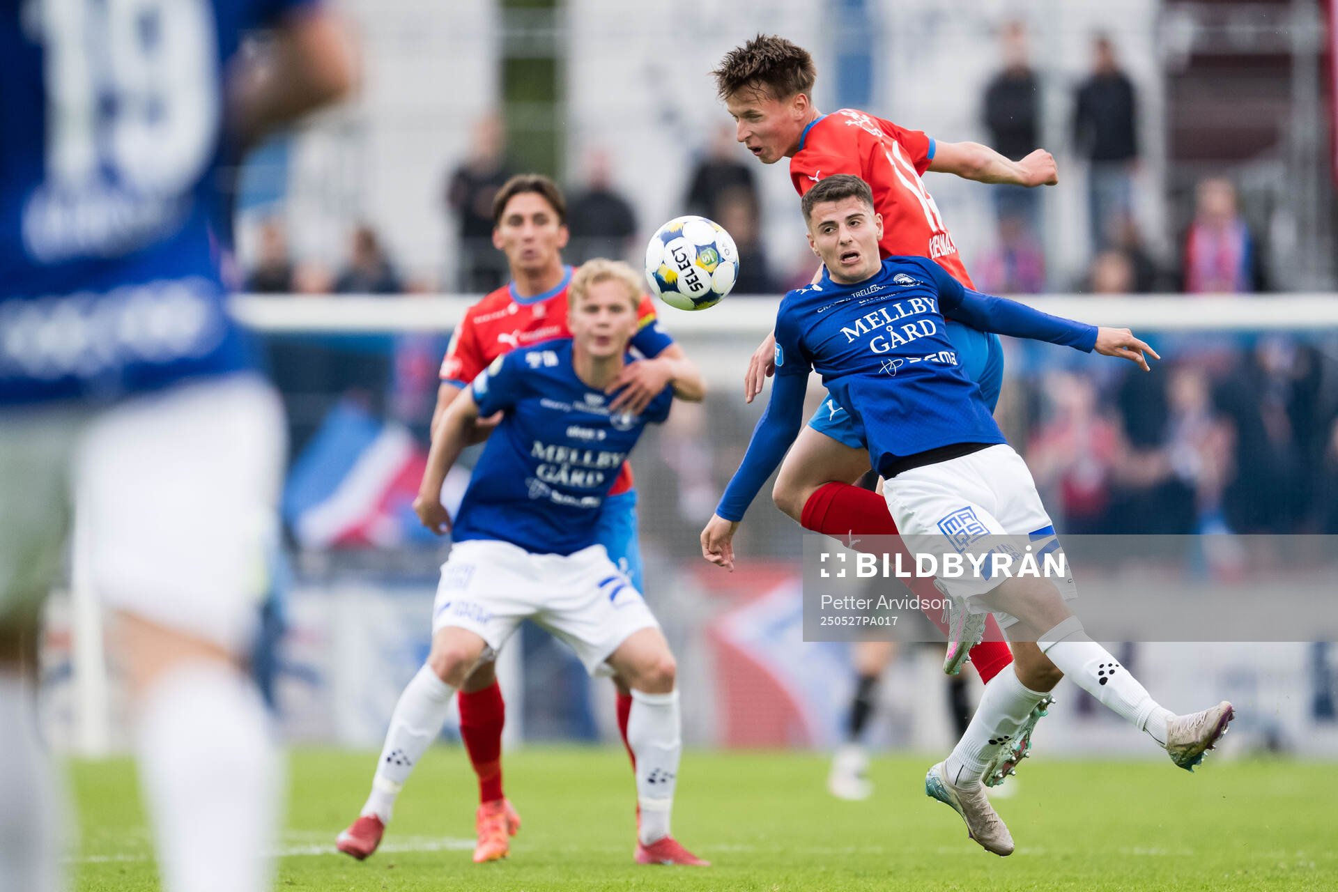 Helsingborgs Lukas Kjellnäs och Trelleborgs Eren Alievski under fotbollsmatchen i Superettan mellan Trelleborg och Helsingborg den 27 maj 2025 i Trelleborg.