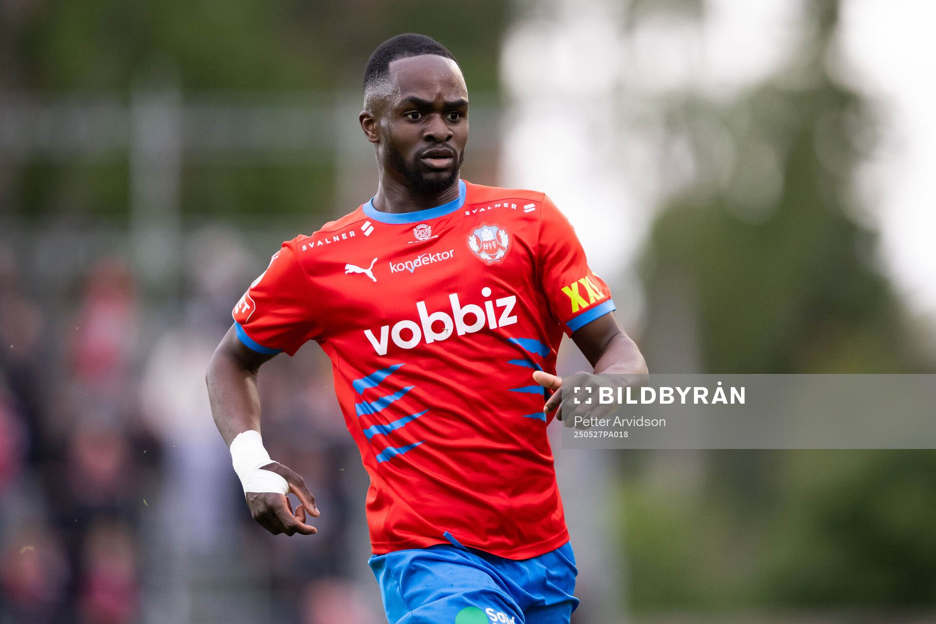 Helsingborgs Adam Akimey under fotbollsmatchen i Superettan mellan Trelleborg och Helsingborg den 27 maj 2025 i Trelleborg. 
