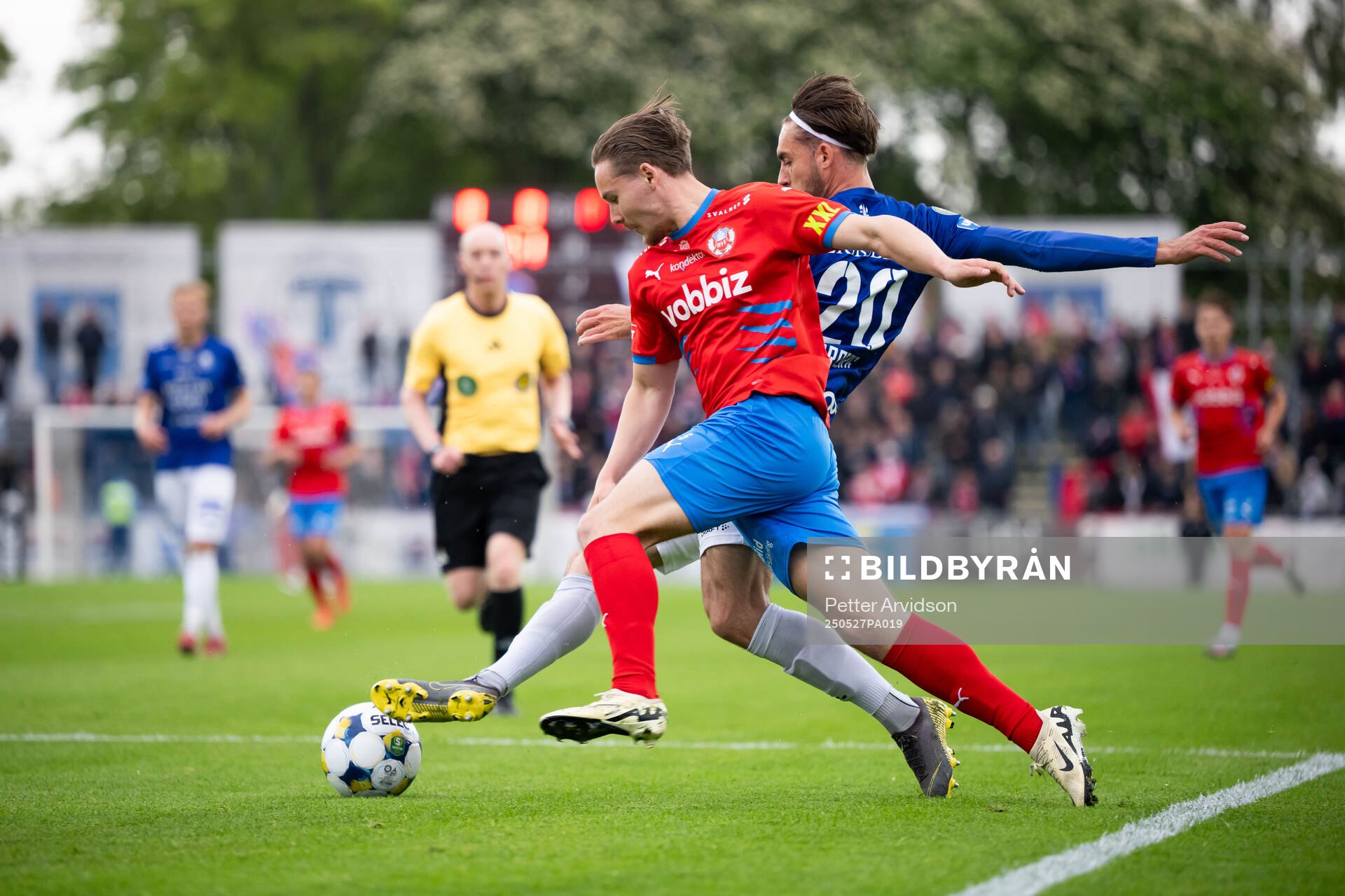 Helsingborgs Simon Bengtsson och Trelleborgs Felix Hörberg under fotbollsmatchen i Superettan mellan Trelleborg och Helsingborg den 27 maj 2025 i Trelleborg.