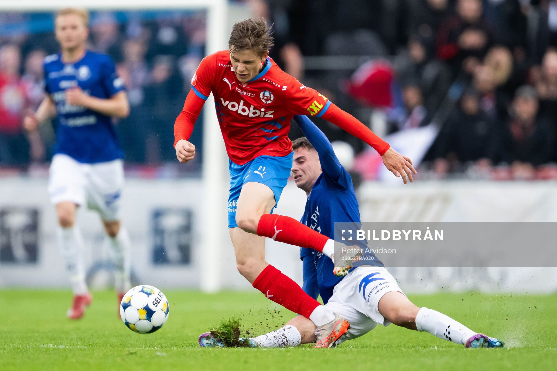 Helsingborgs Adrian Svanbäck och Trelleborgs Eren Alievski under fotbollsmatchen i Superettan mellan Trelleborg och Helsingborg den 27 maj 2025 i Trelleborg.