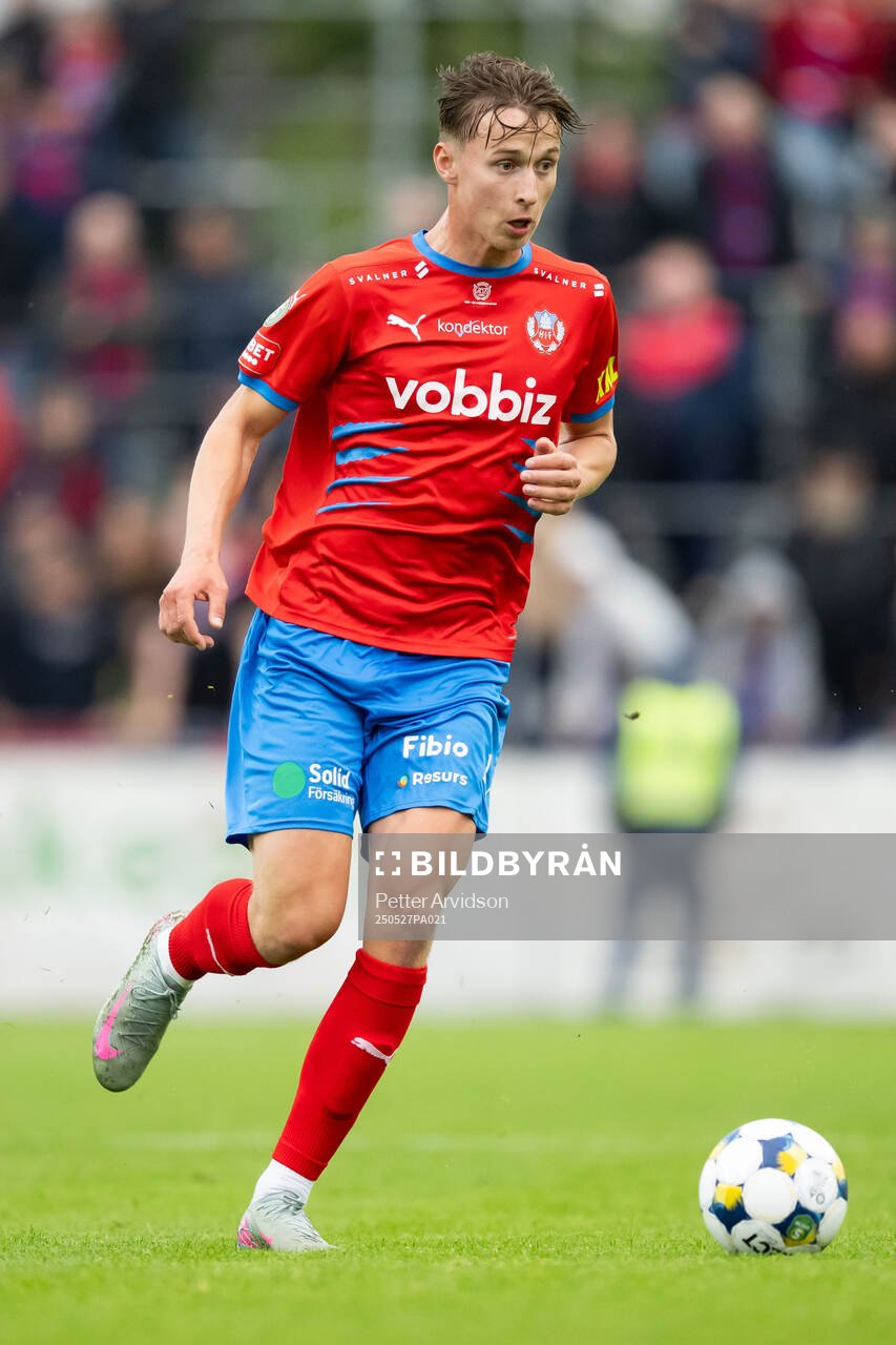 Helsingborgs Lukas Kjellnäs under fotbollsmatchen i Superettan mellan Trelleborg och Helsingborg den 27 maj 2025 i Trelleborg. 
