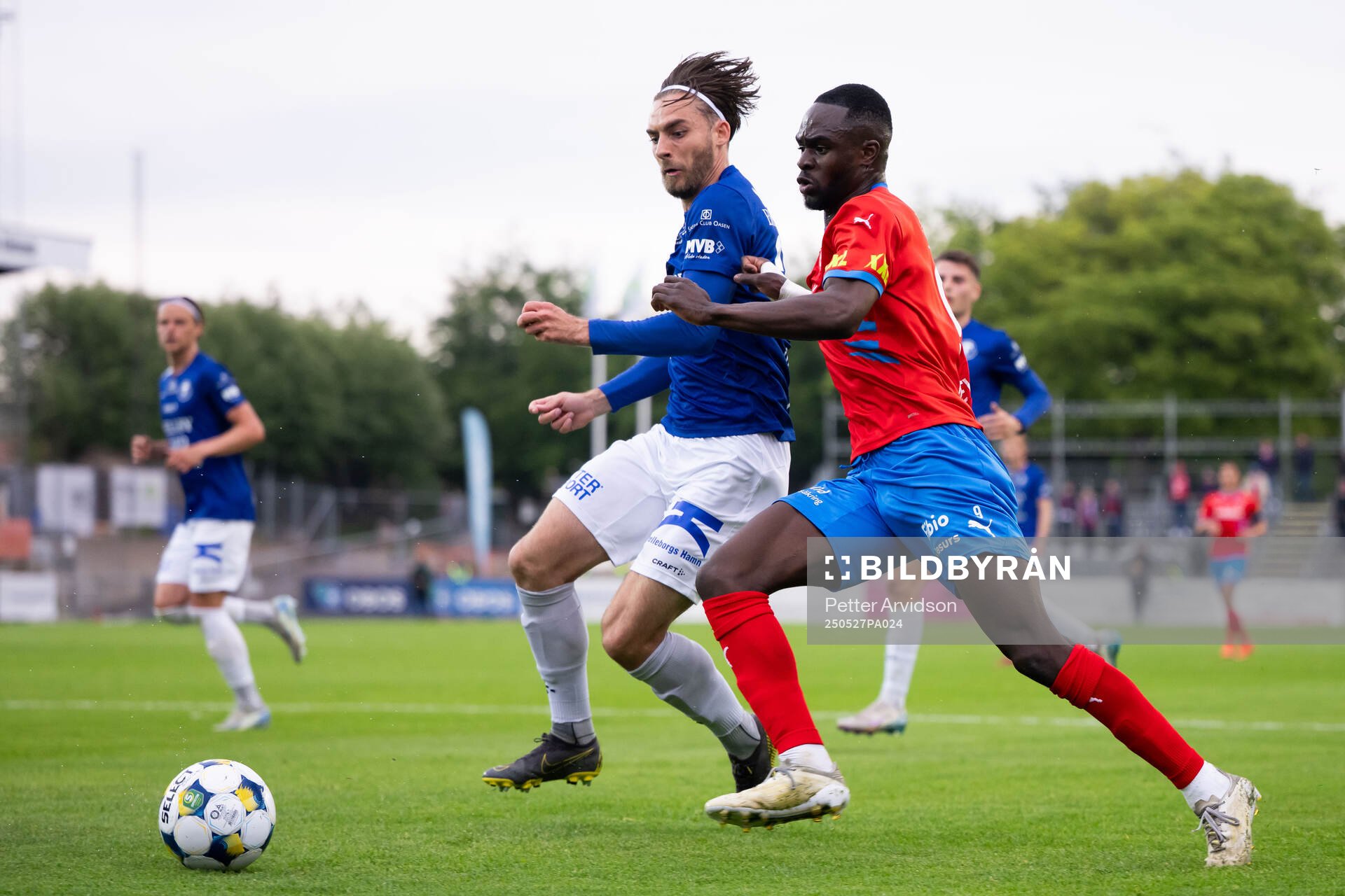 Trelleborgs Felix Hörberg och Helsingborgs Adam Akimey under fotbollsmatchen i Superettan mellan Trelleborg och Helsingborg den 27 maj 2025 i Trelleborg. 