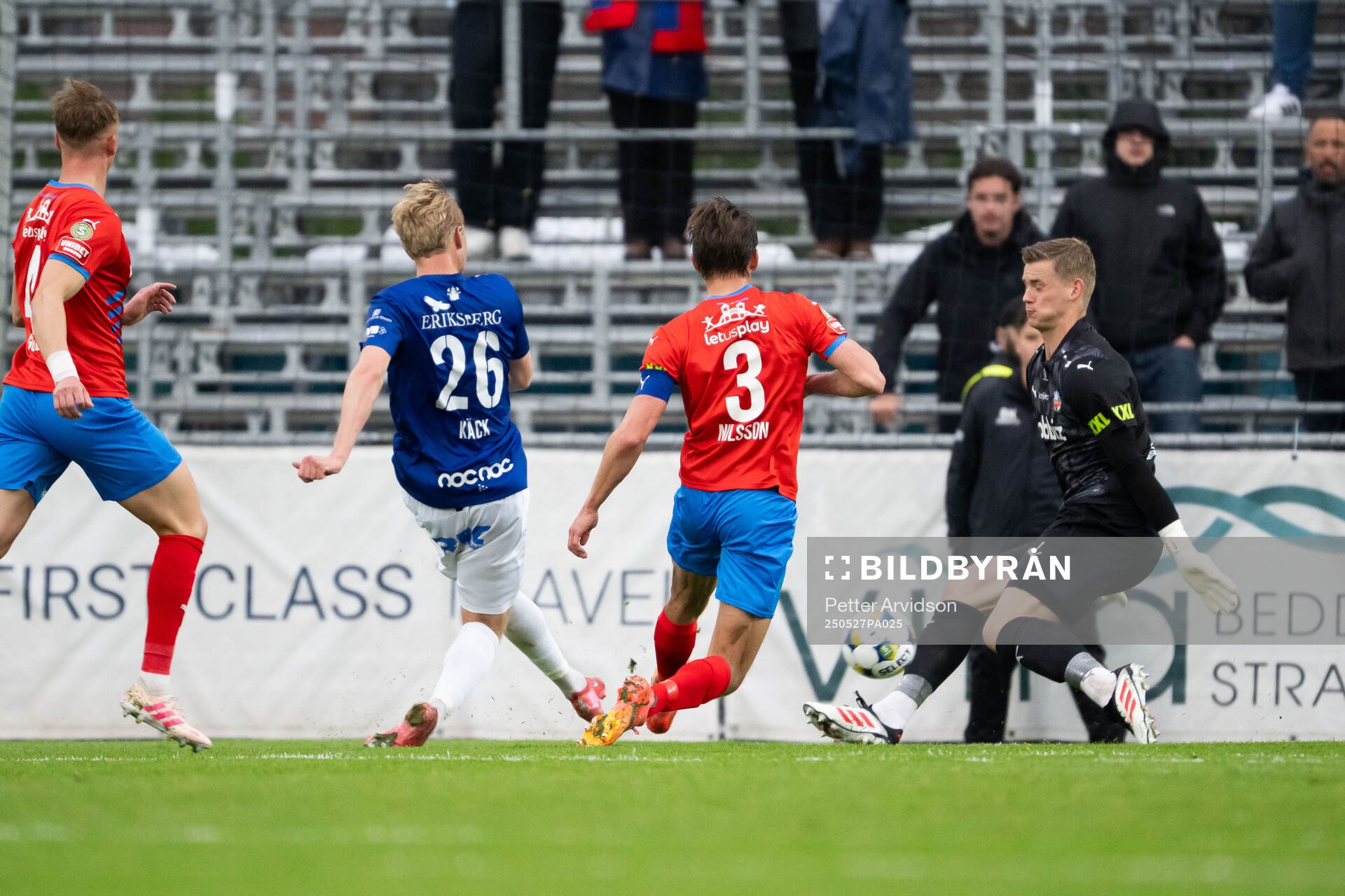 Trelleborgs Johannes Käck och Helsingborgs målvakt Johan Brattberg under fotbollsmatchen i Superettan mellan Trelleborg och Helsingborg den 27 maj 2025 i Trelleborg. 