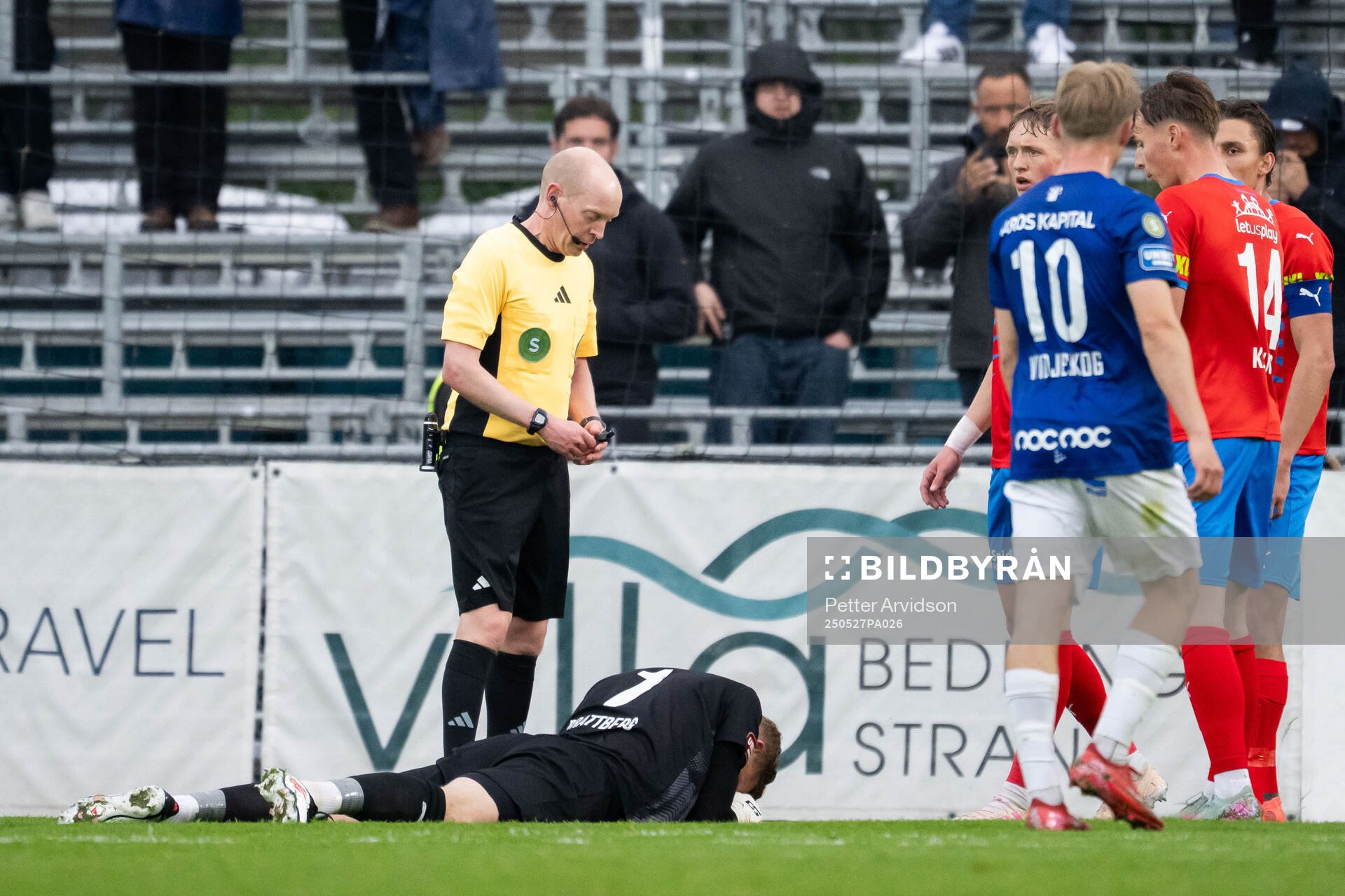 Helsingborgs målvakt Johan Brattberg under fotbollsmatchen i Superettan mellan Trelleborg och Helsingborg den 27 maj 2025 i Trelleborg. 