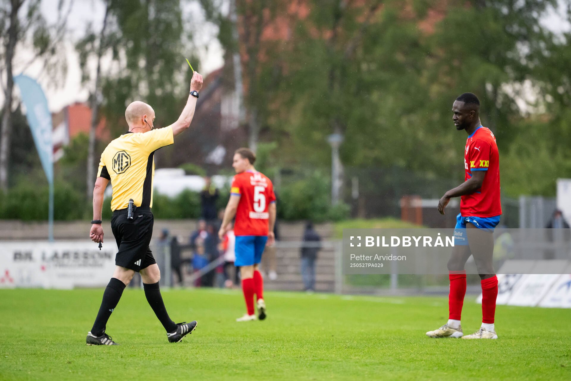 Domare Per Melin tilldelar Helsingborgs Adam Akimey gult kort under fotbollsmatchen i Superettan mellan Trelleborg och Helsingborg den 27 maj 2025 i Trelleborg. 