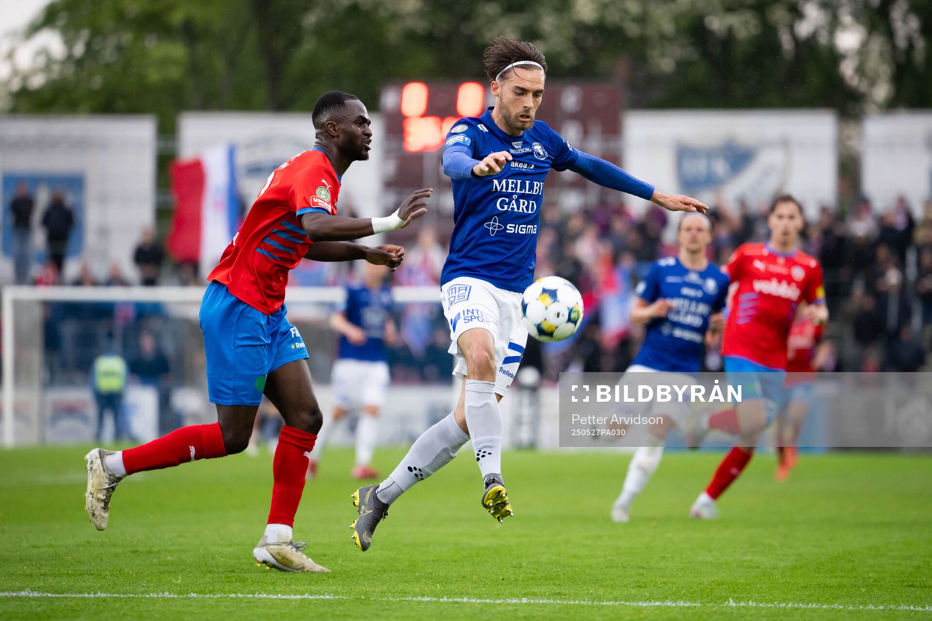Helsingborgs Adam Akimey och Trelleborgs Felix Hörberg under fotbollsmatchen i Superettan mellan Trelleborg och Helsingborg den 27 maj 2025 i Trelleborg. 