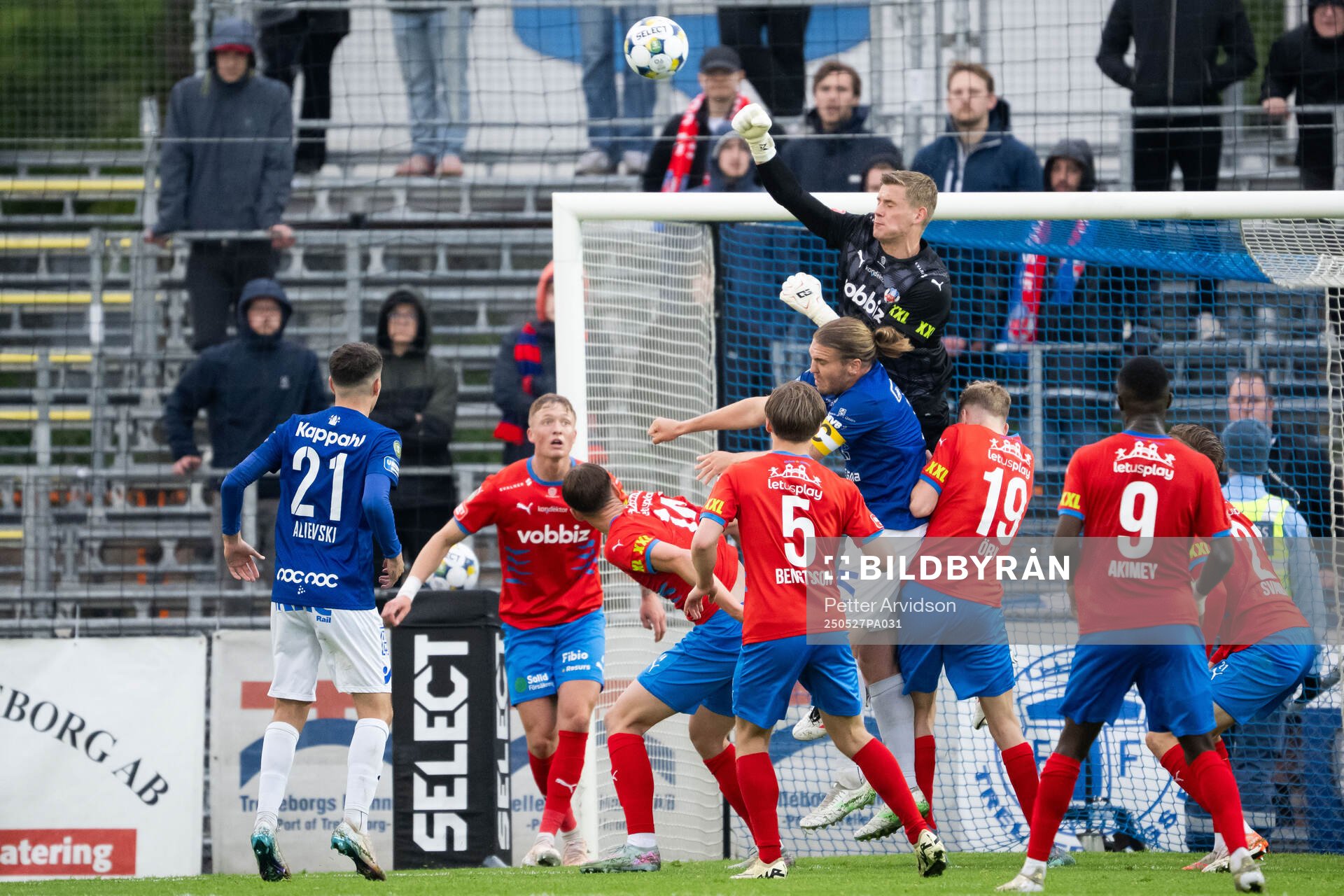 Helsingborgs målvakt Johan Brattberg och Trelleborgs Charlie Weberg under fotbollsmatchen i Superettan mellan Trelleborg och Helsingborg den 27 maj 2025 i Trelleborg. 