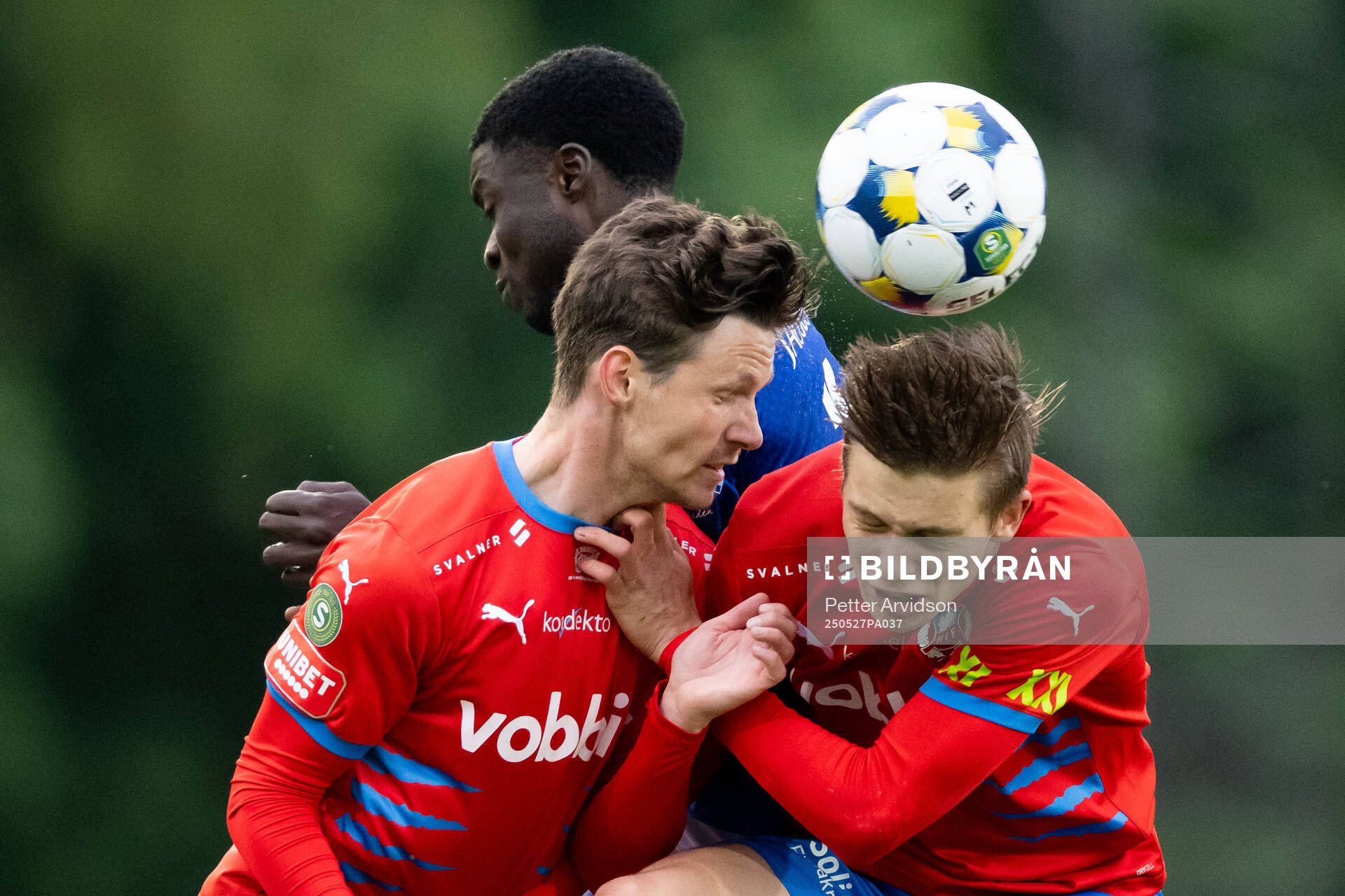 Helsingborgs Max Svensson och Adrian Svanbäck mot Trelleborgs Emmanuel Godwin under fotbollsmatchen i Superettan mellan Trelleborg och Helsingborg den 27 maj 2025 i Trelleborg.