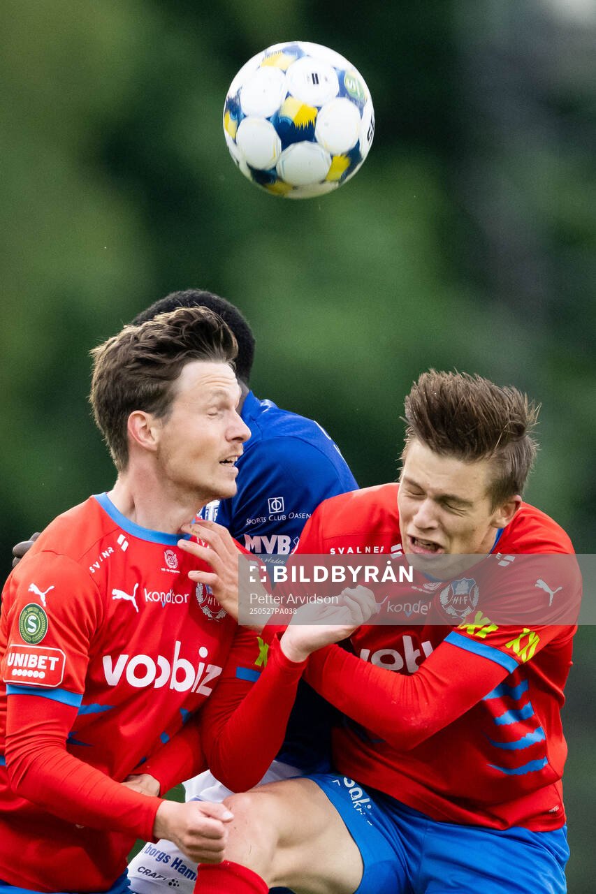 Helsingborgs Max Svensson och Adrian Svanbäck under fotbollsmatchen i Superettan mellan Trelleborg och Helsingborg den 27 maj 2025 i Trelleborg.