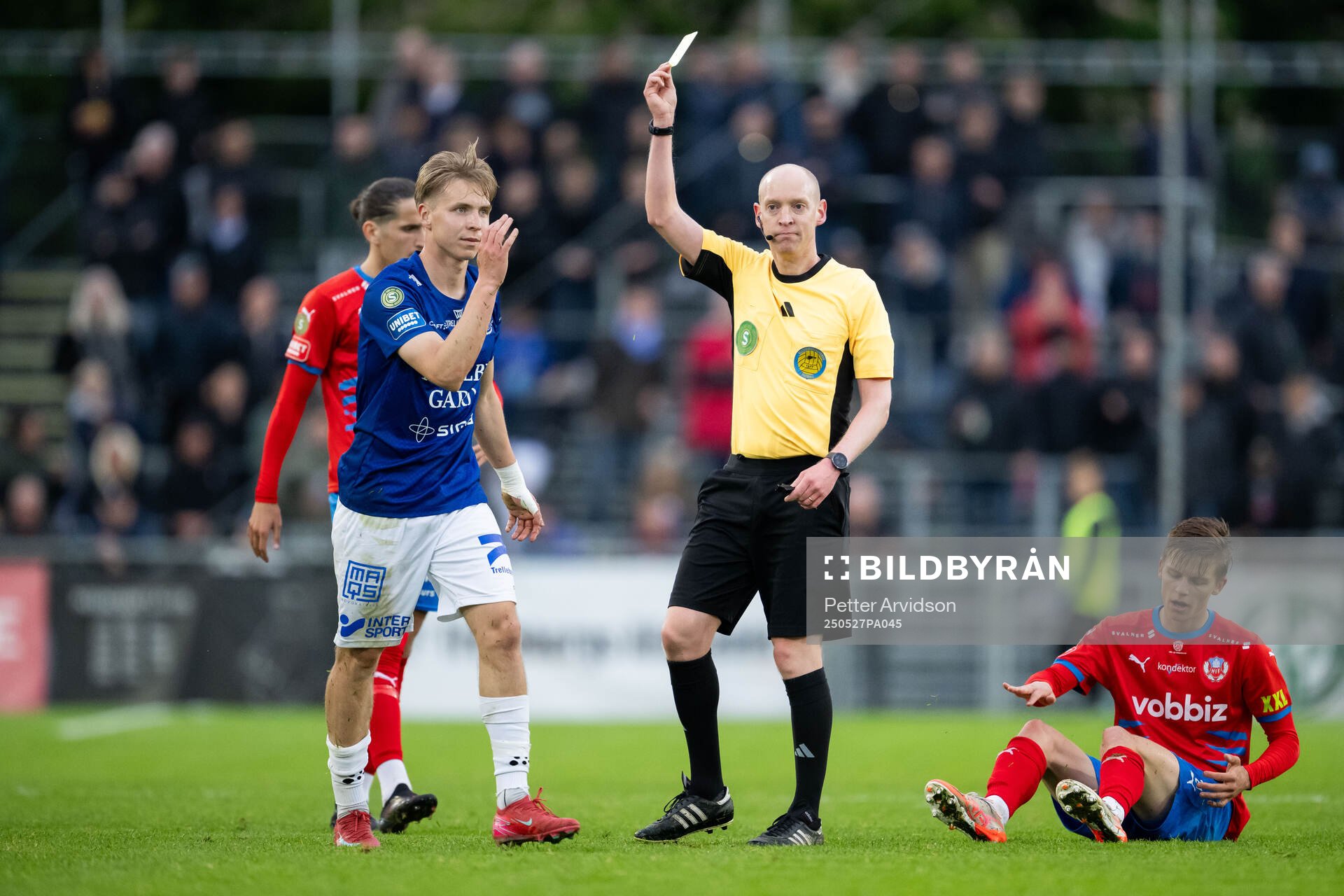 Domare Per Melin under fotbollsmatchen i Superettan mellan Trelleborg och Helsingborg den 27 maj 2025 i Trelleborg. 
