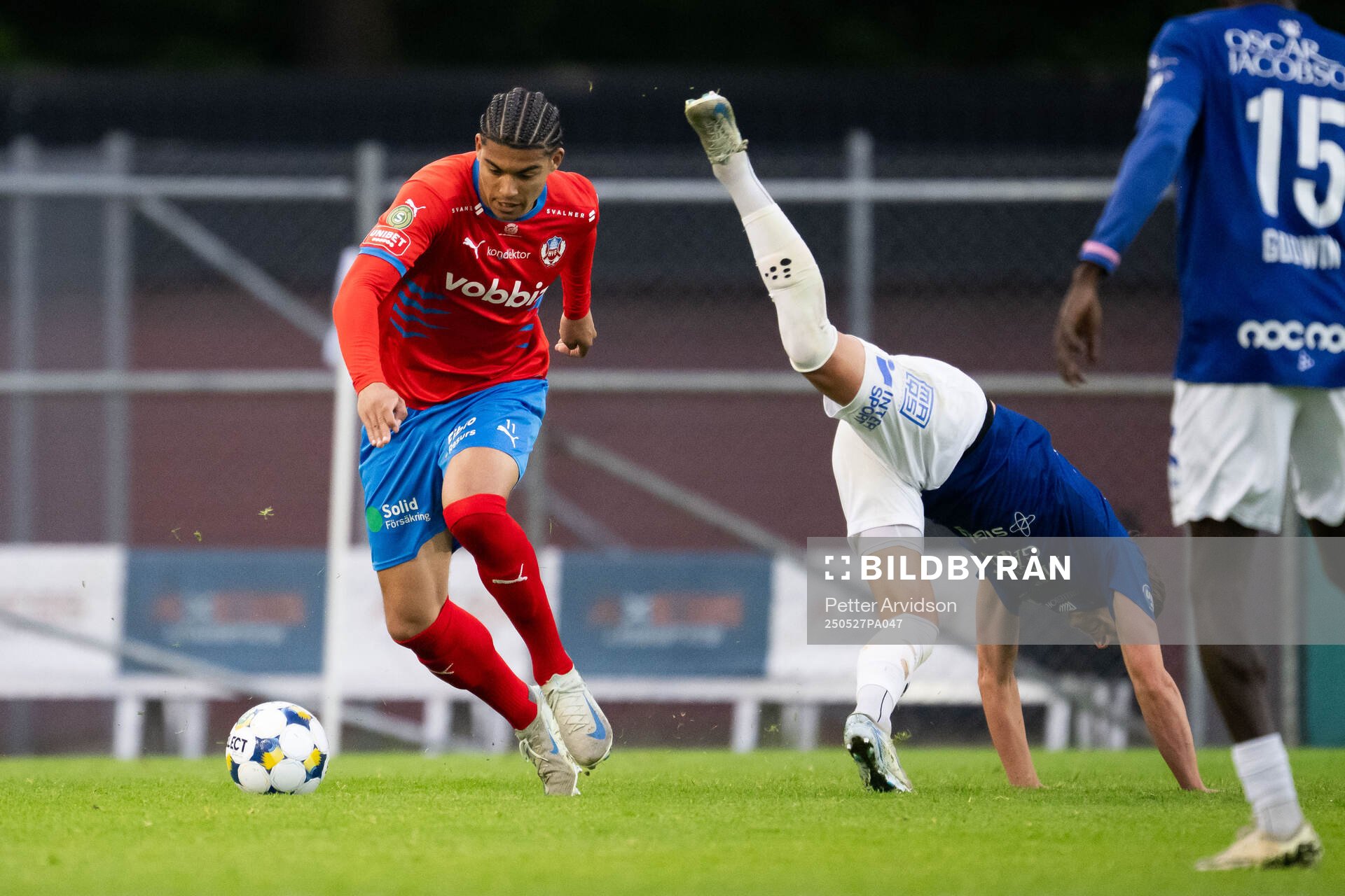 Helsingborgs Milan Silva Rasmussen och Trelleborgs Fredrik Martinsson under fotbollsmatchen i Superettan mellan Trelleborg och Helsingborg den 27 maj 2025 i Trelleborg.