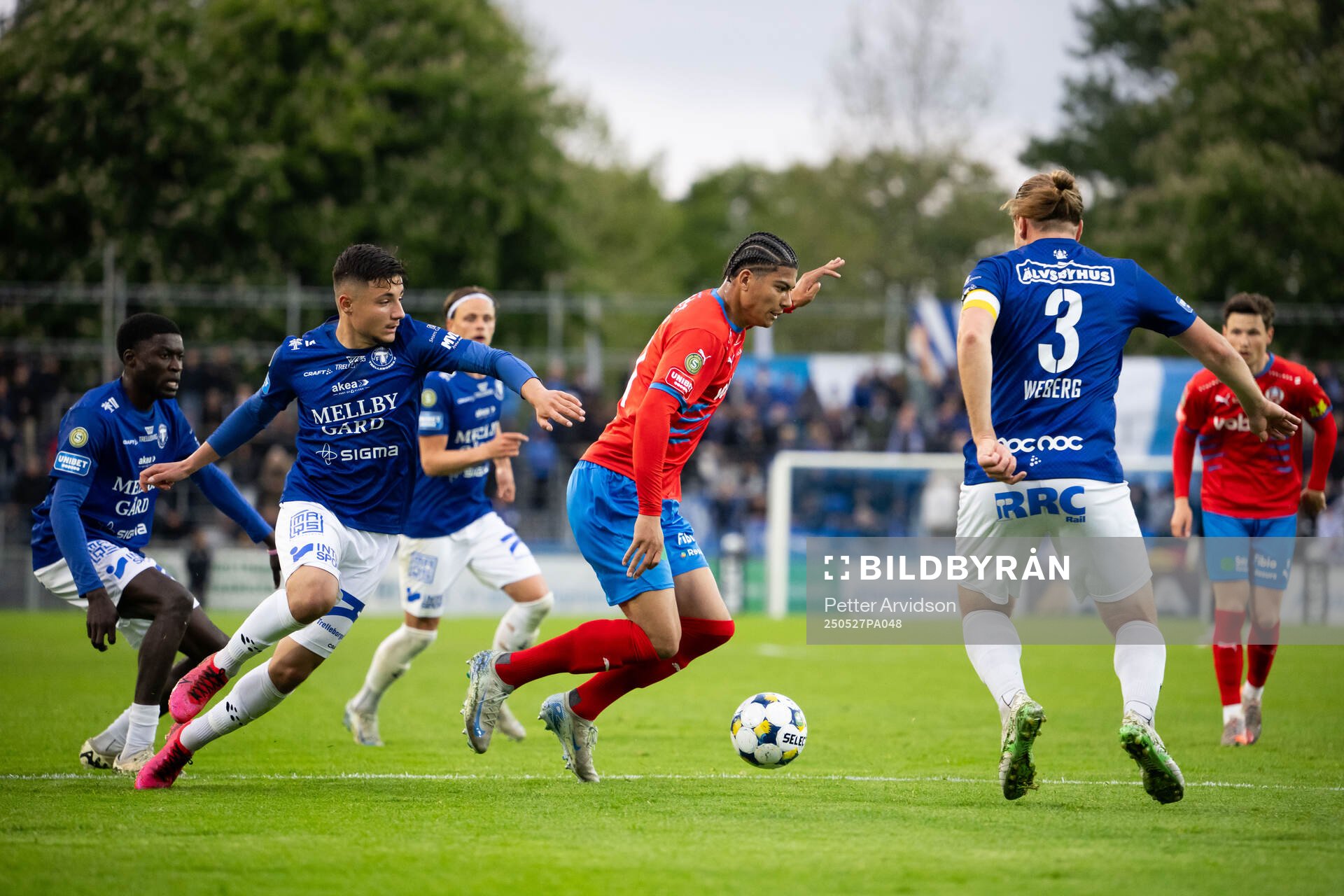 Trelleborgs Ammar Asani och Helsingborgs Milan Silva Rasmussen under fotbollsmatchen i Superettan mellan Trelleborg och Helsingborg den 27 maj 2025 i Trelleborg.