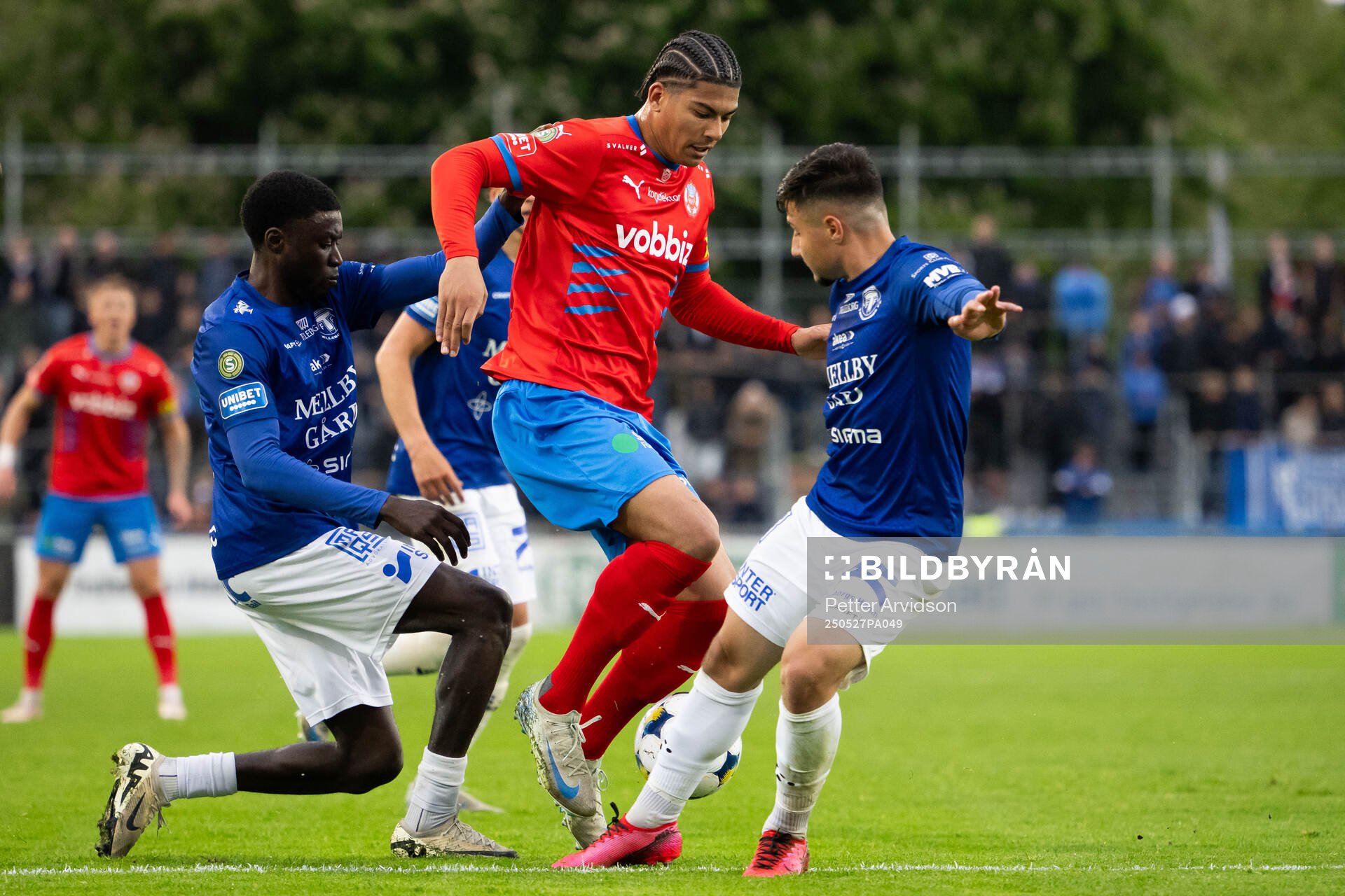 Trelleborgs Emmanuel Godwin och Ammar Asani och Helsingborgs Milan Silva Rasmussen under fotbollsmatchen i Superettan mellan Trelleborg och Helsingborg den 27 maj 2025 i Trelleborg.