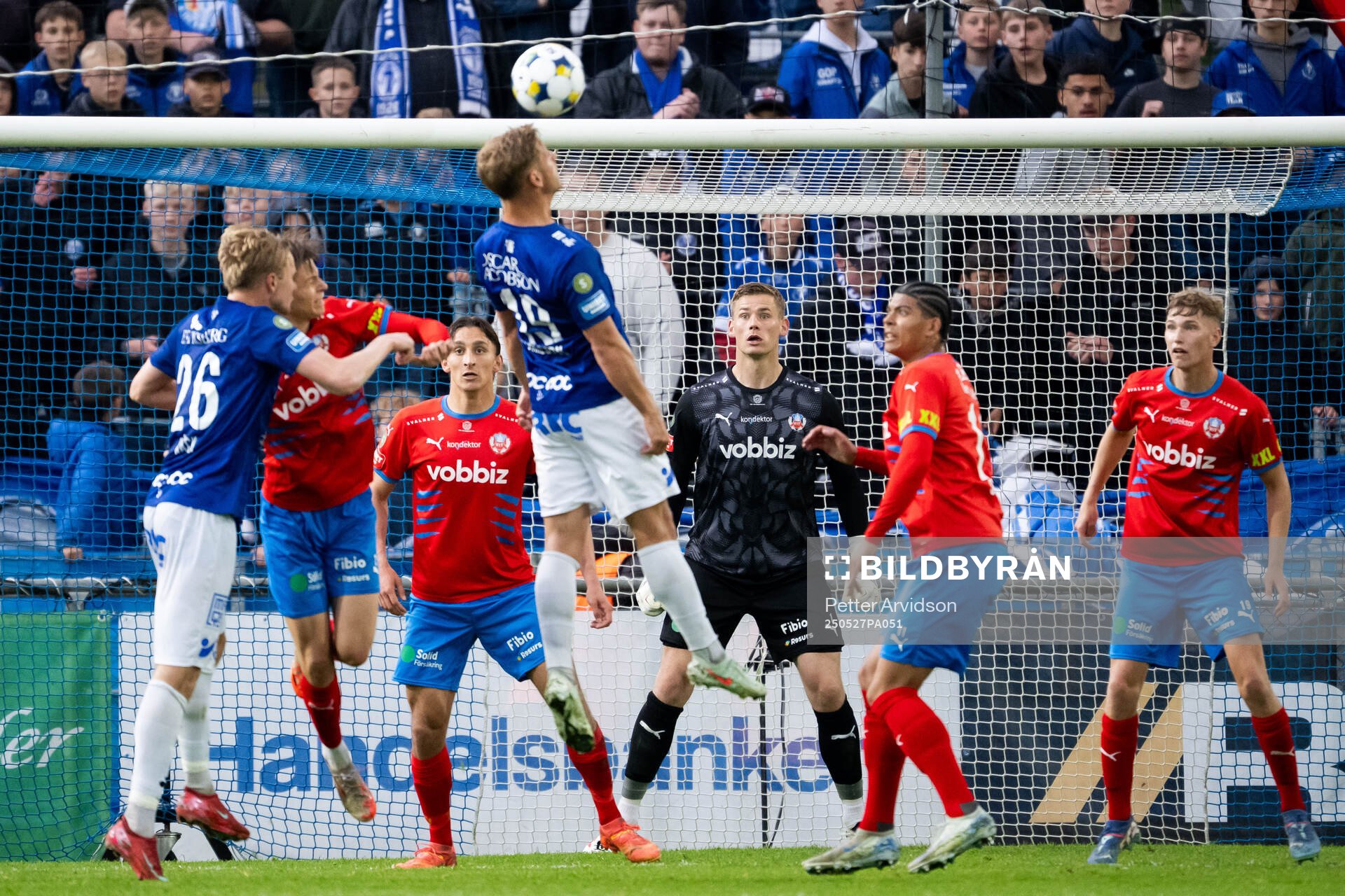 Helsingborgs målvaktJohan Brattberg och Trelleborgs Tobias Karlsson under fotbollsmatchen i Superettan mellan Trelleborg och Helsingborg den 27 maj 2025 i Trelleborg.