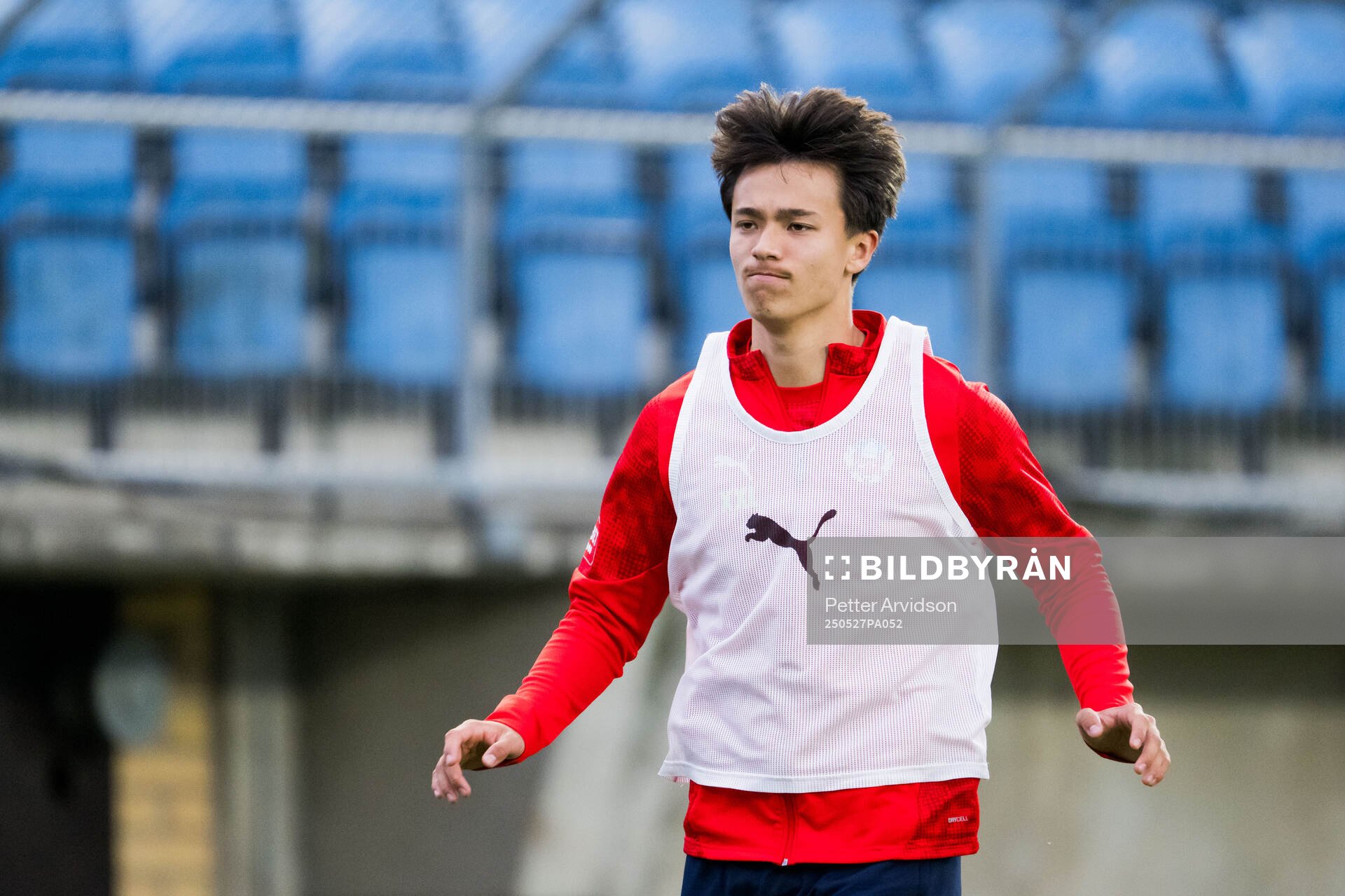 Helsingborgs Max Bjurström värmer upp under fotbollsmatchen i Superettan mellan Trelleborg och Helsingborg den 27 maj 2025 i Trelleborg.
