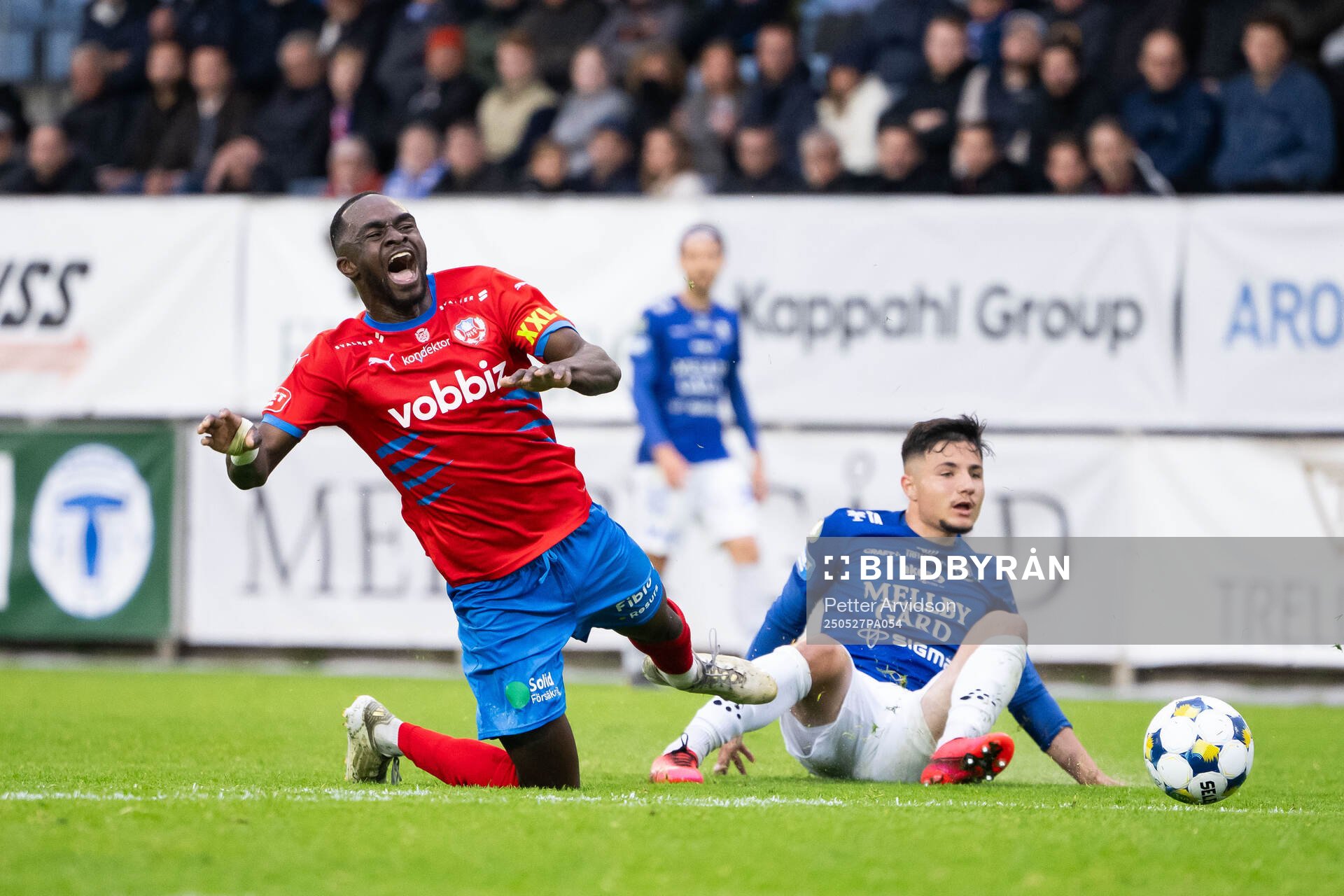 Helsingborgs Adam Akimey och Trelleborgs Ammar Asani under fotbollsmatchen i Superettan mellan Trelleborg och Helsingborg den 27 maj 2025 i Trelleborg.