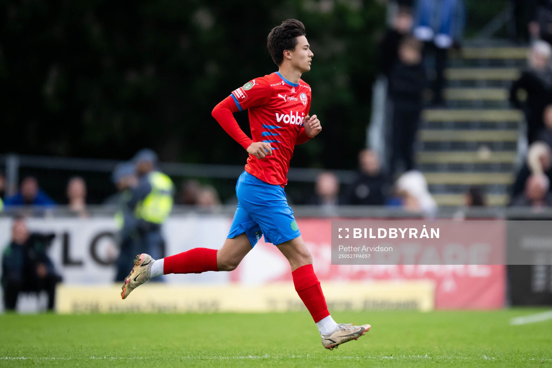 Helsingborgs Max Bjurström under fotbollsmatchen i Superettan mellan Trelleborg och Helsingborg den 27 maj 2025 i Trelleborg. 