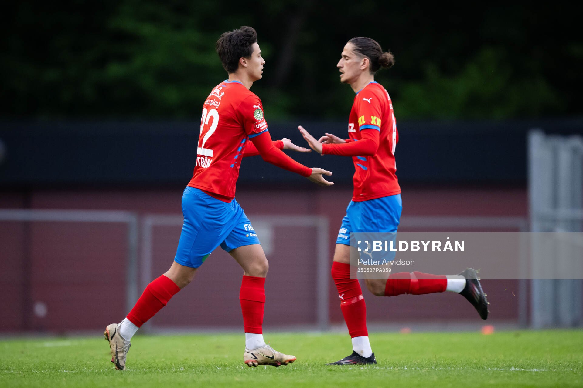 Helsingborgs Max Bjurström och Ervin Gigovic under fotbollsmatchen i Superettan mellan Trelleborg och Helsingborg den 27 maj 2025 i Trelleborg.