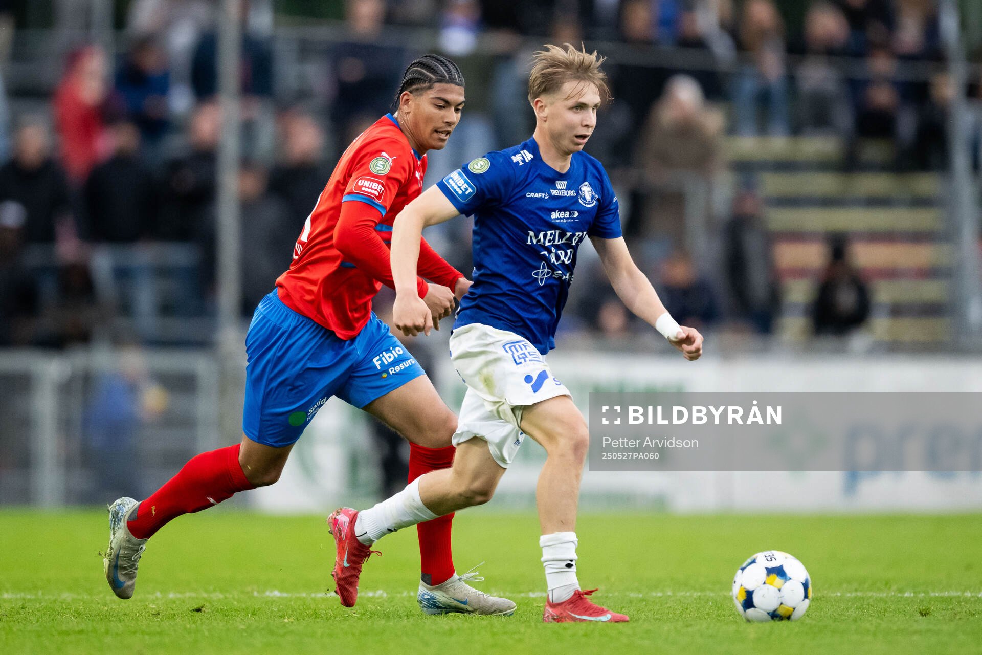 Helsingborgs Milan Silva Rasmussen och Trelleborgs Axel Vidjeskog under fotbollsmatchen i Superettan mellan Trelleborg och Helsingborg den 27 maj 2025 i Trelleborg.