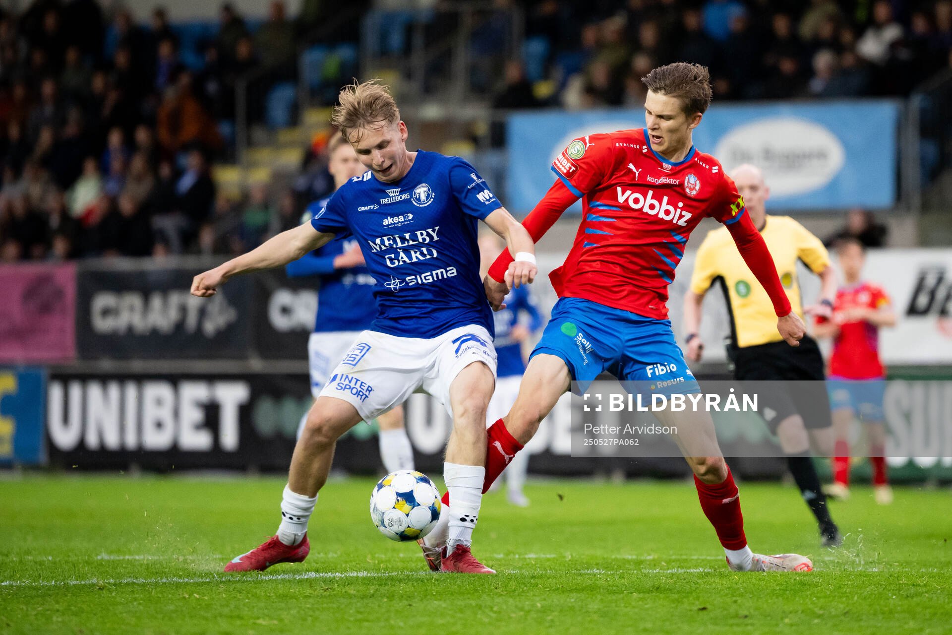Trelleborgs Axel Vidjeskog och Helsingborgs Adrian Svanbäck under fotbollsmatchen i Superettan mellan Trelleborg och Helsingborg den 27 maj 2025 i Trelleborg.