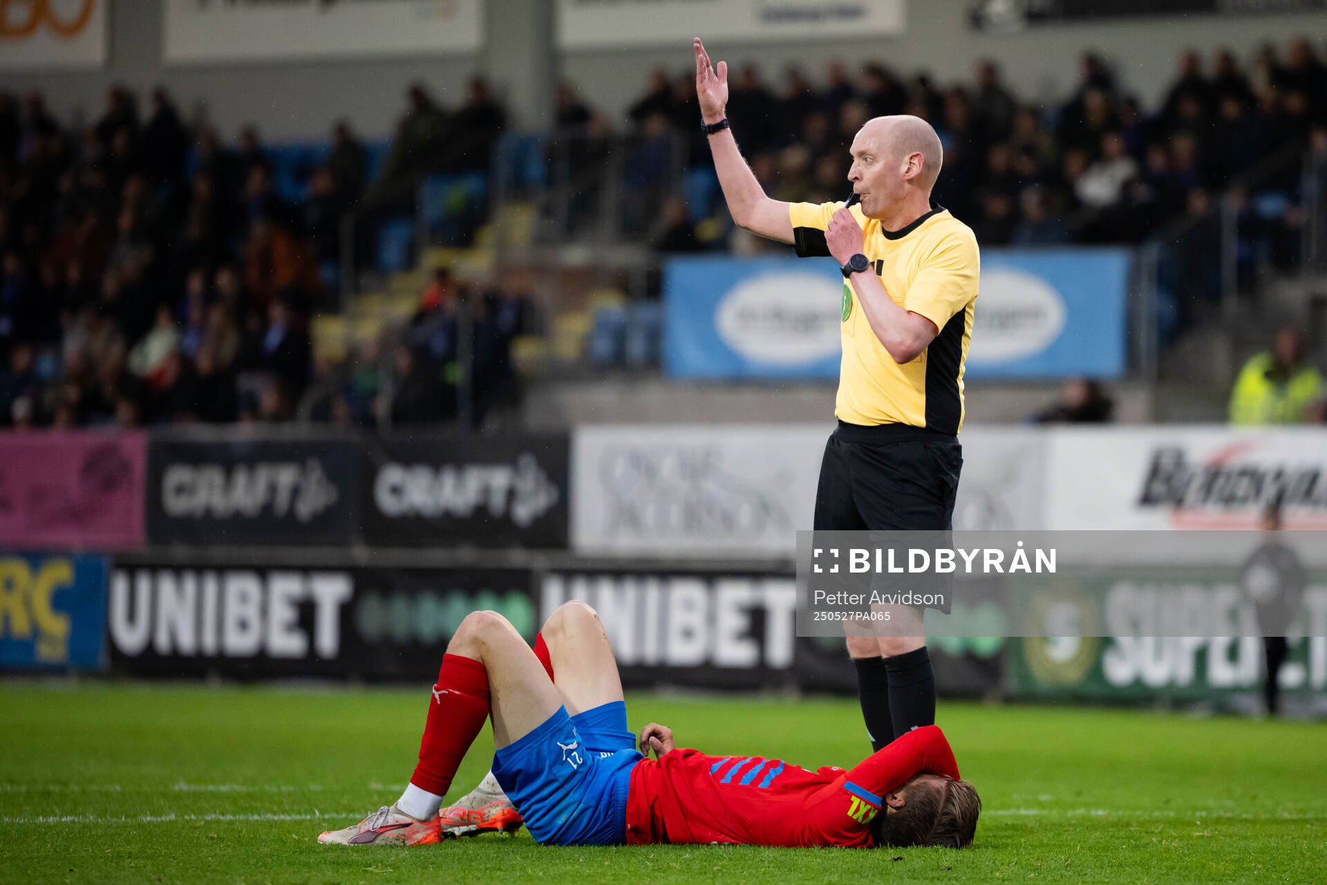 Helsingborgs Adrian Svanbäck och domare Per Melin