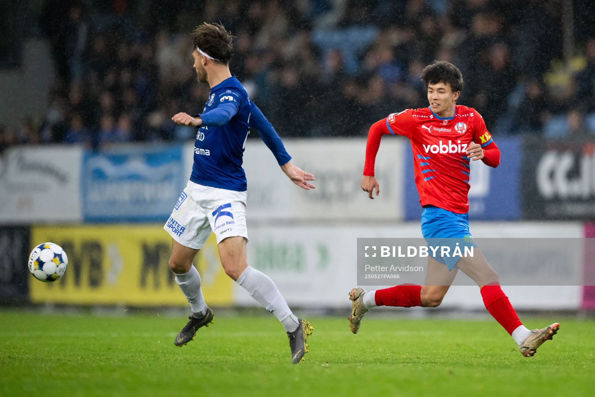 Trelleborgs Felix Hörberg och Helsingborgs Max Bjurström under fotbollsmatchen i Superettan mellan Trelleborg och Helsingborg den 27 maj 2025 i Trelleborg.