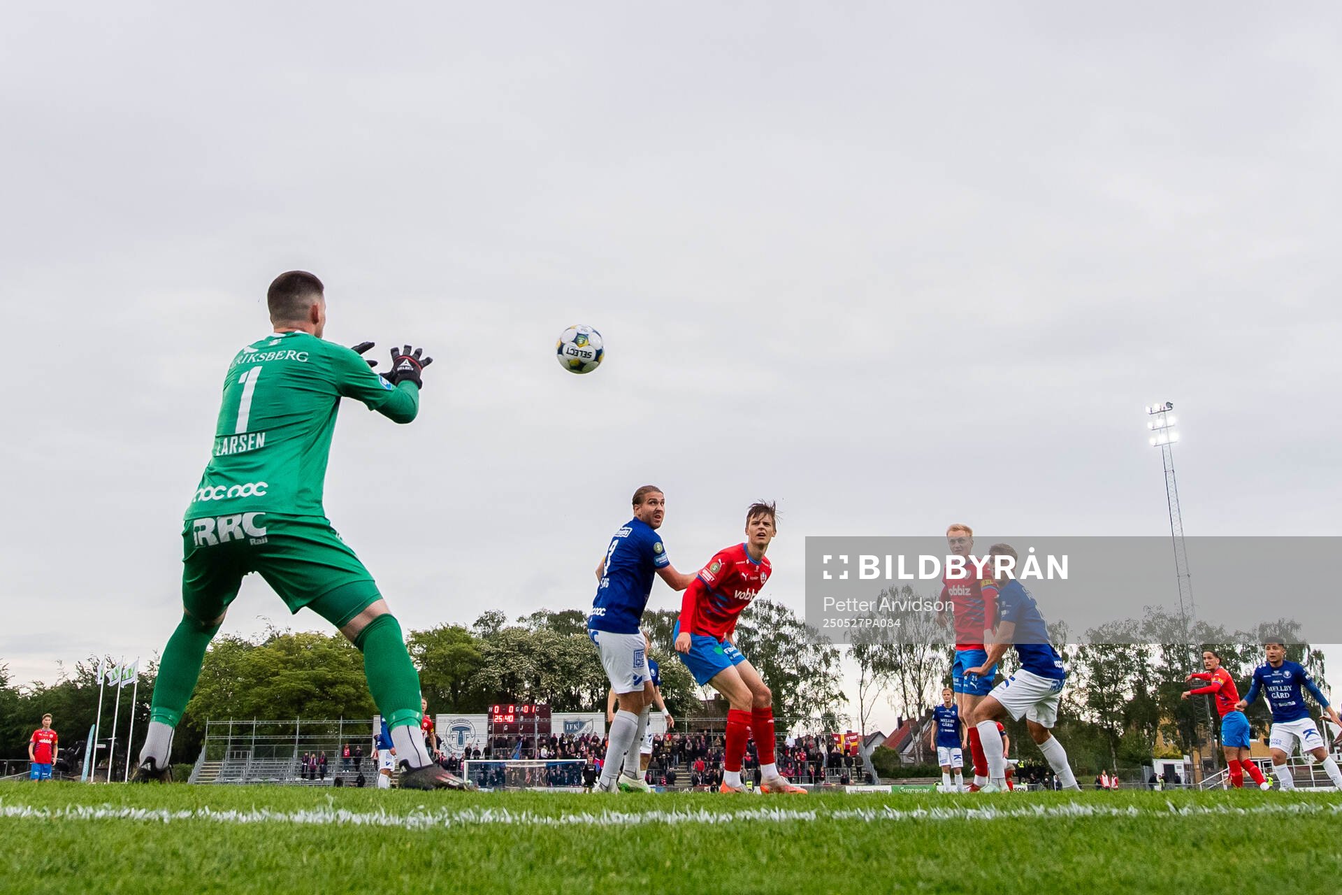 Trelleborgs målvakt Andreas Larsen och Charlie Weberg mot Helsingborgs Adrian Svanbäck och Oscar Aga under fotbollsmatchen i Superettan mellan Trelleborg och Helsingborg den 27 maj 2025 i Trelleborg.