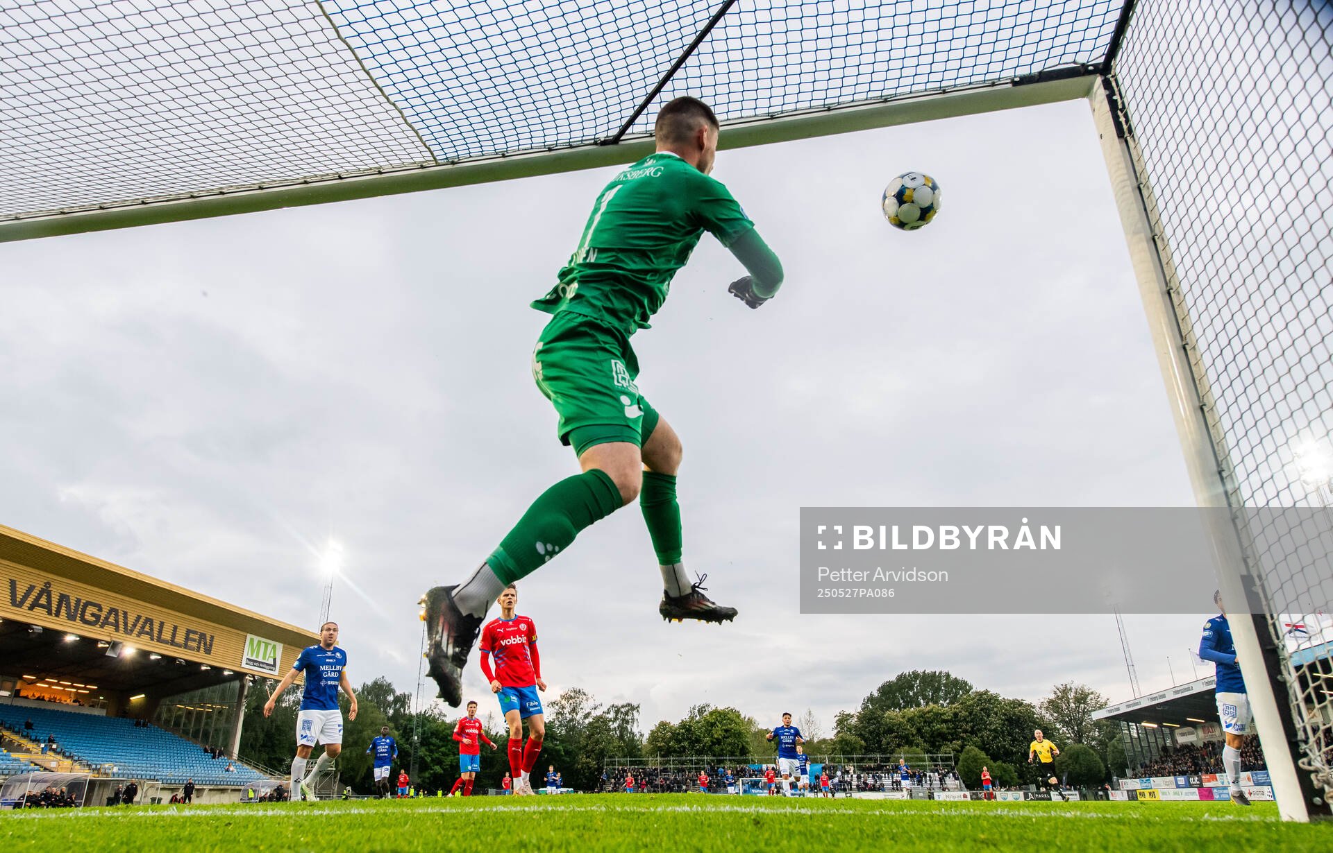Trelleborgs målvakt Andreas Larsen med en räddning under fotbollsmatchen i Superettan mellan Trelleborg och Helsingborg den 27 maj 2025 i Trelleborg.