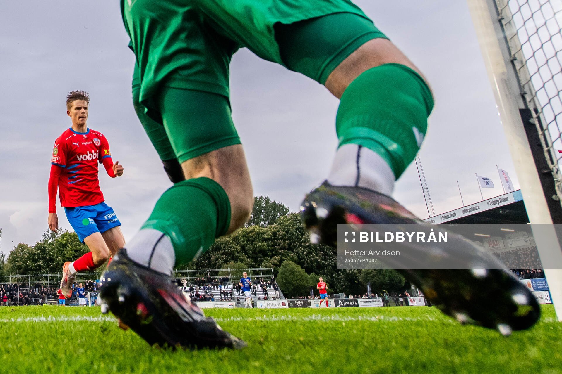 Helsingborgs Adrian Svanbäck oroar mot Trelleborgs målvakt Andreas Larsen under fotbollsmatchen i Superettan mellan Trelleborg och Helsingborg den 27 maj 2025 i Trelleborg. 