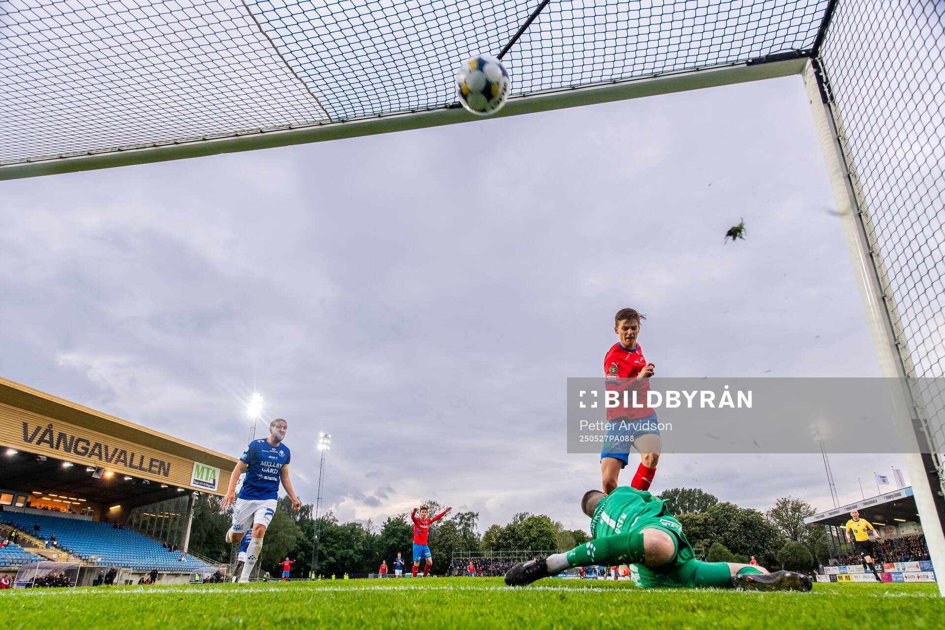 Helsingborgs Adrian Svanbäck gör ett bortdömt mål mot Trelleborgs målvakt Andreas Larsen under fotbollsmatchen i Superettan mellan Trelleborg och Helsingborg den 27 maj 2025 i Trelleborg.
